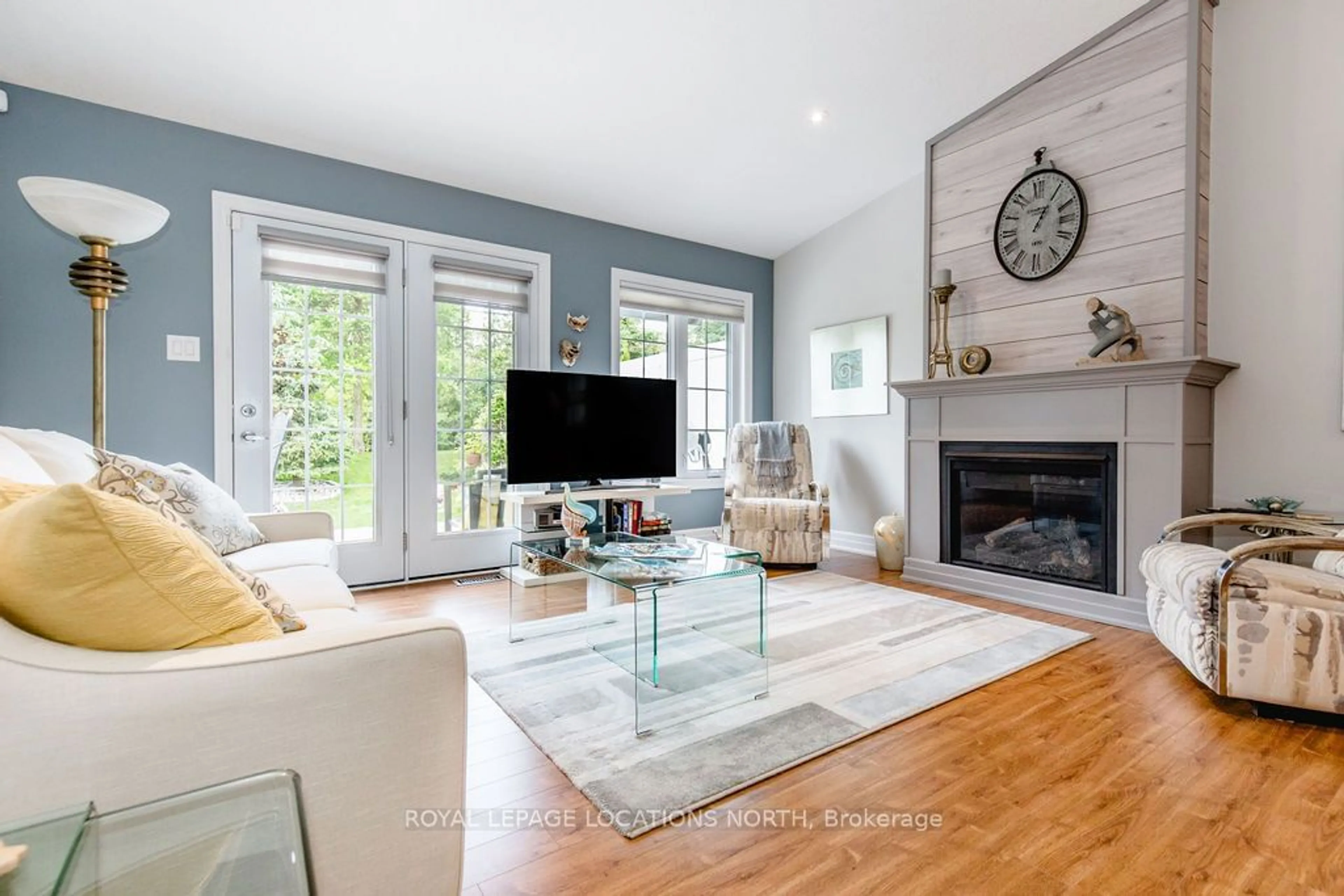 Living room for 34 New York Ave, Wasaga Beach Ontario L9Z 3A8