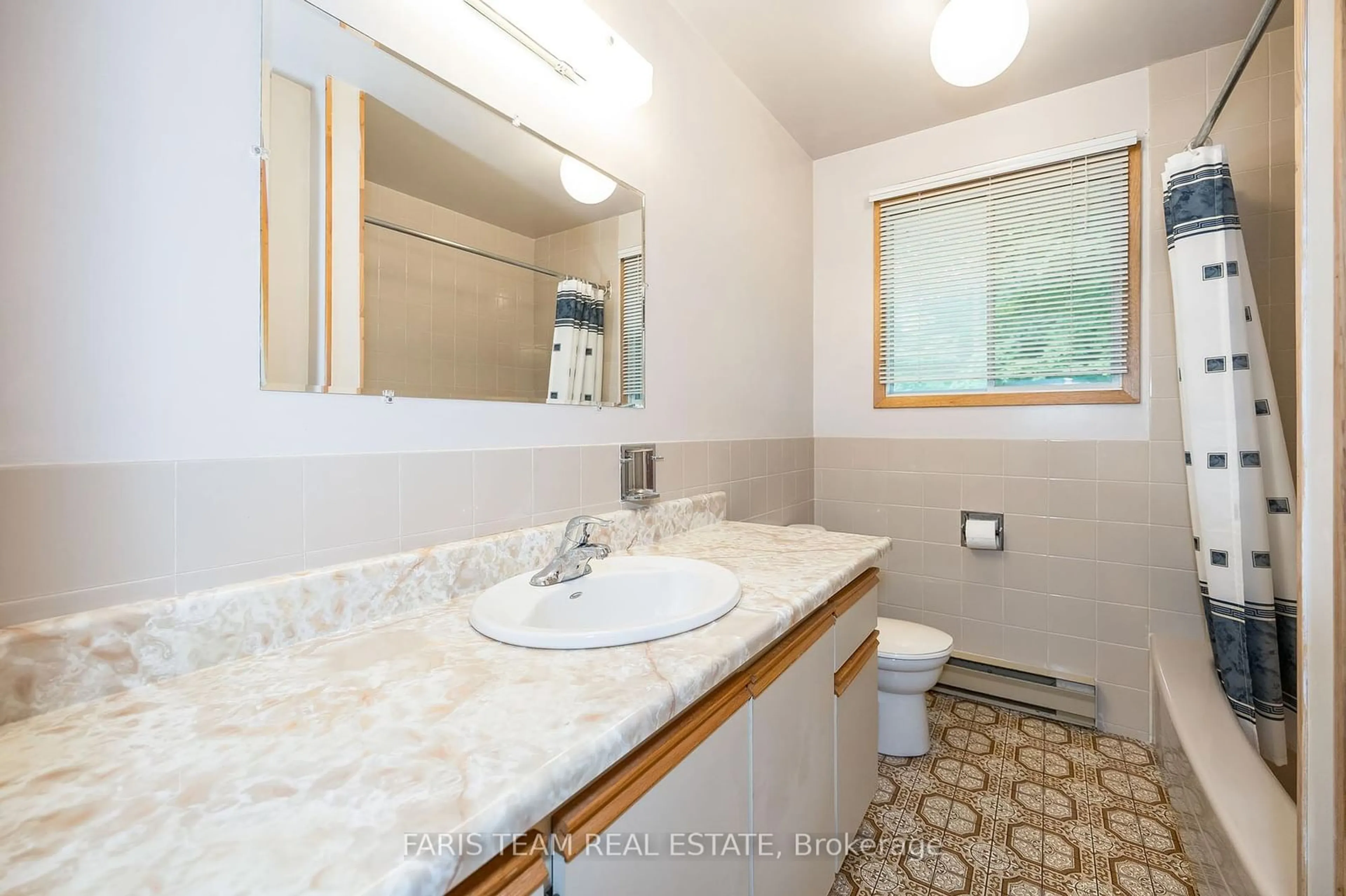 Standard bathroom for 20 Tall Pines Dr, Tiny Ontario L9M 0H4