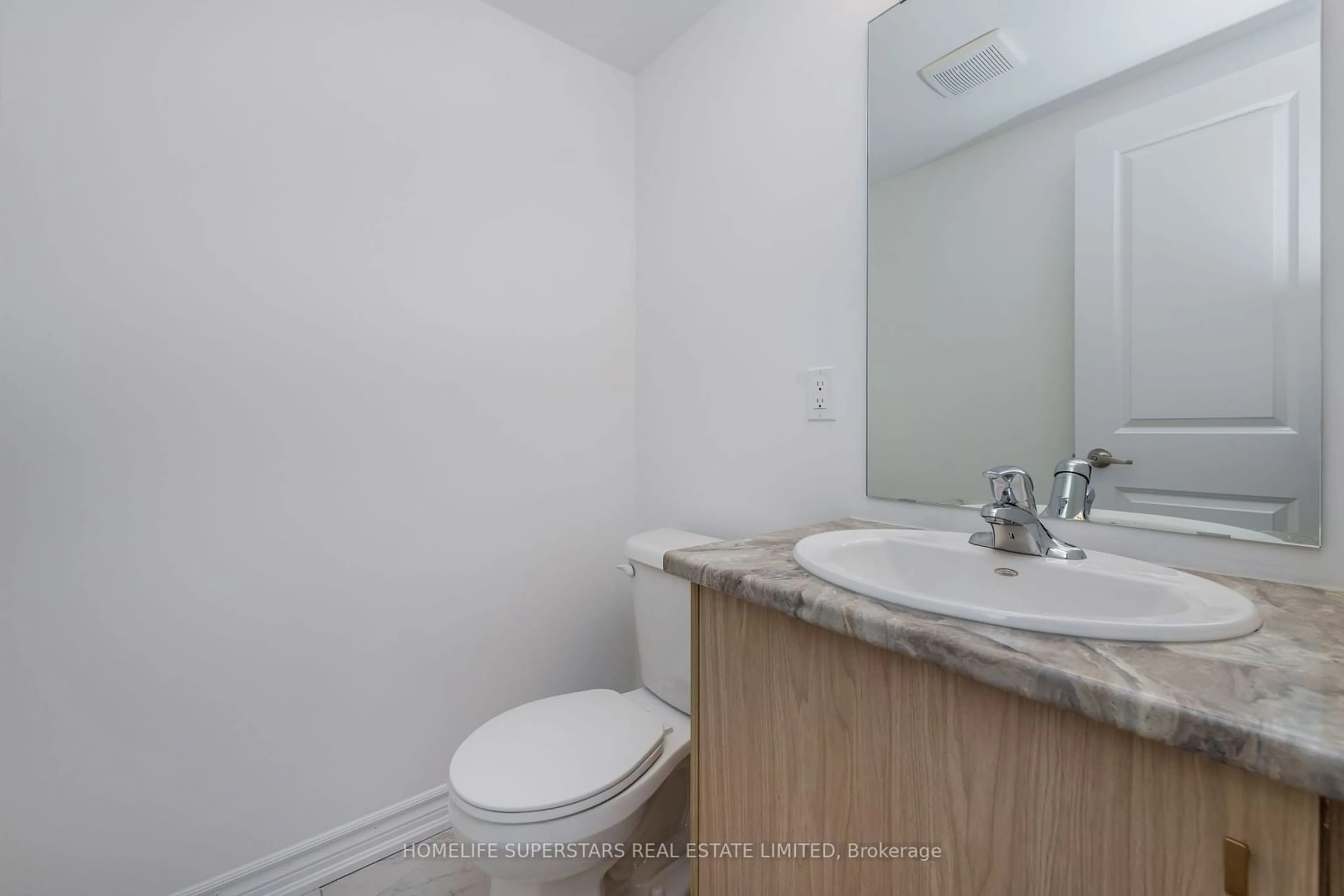 Standard bathroom for 24 Silo Mews, Barrie Ontario L9J 0V4