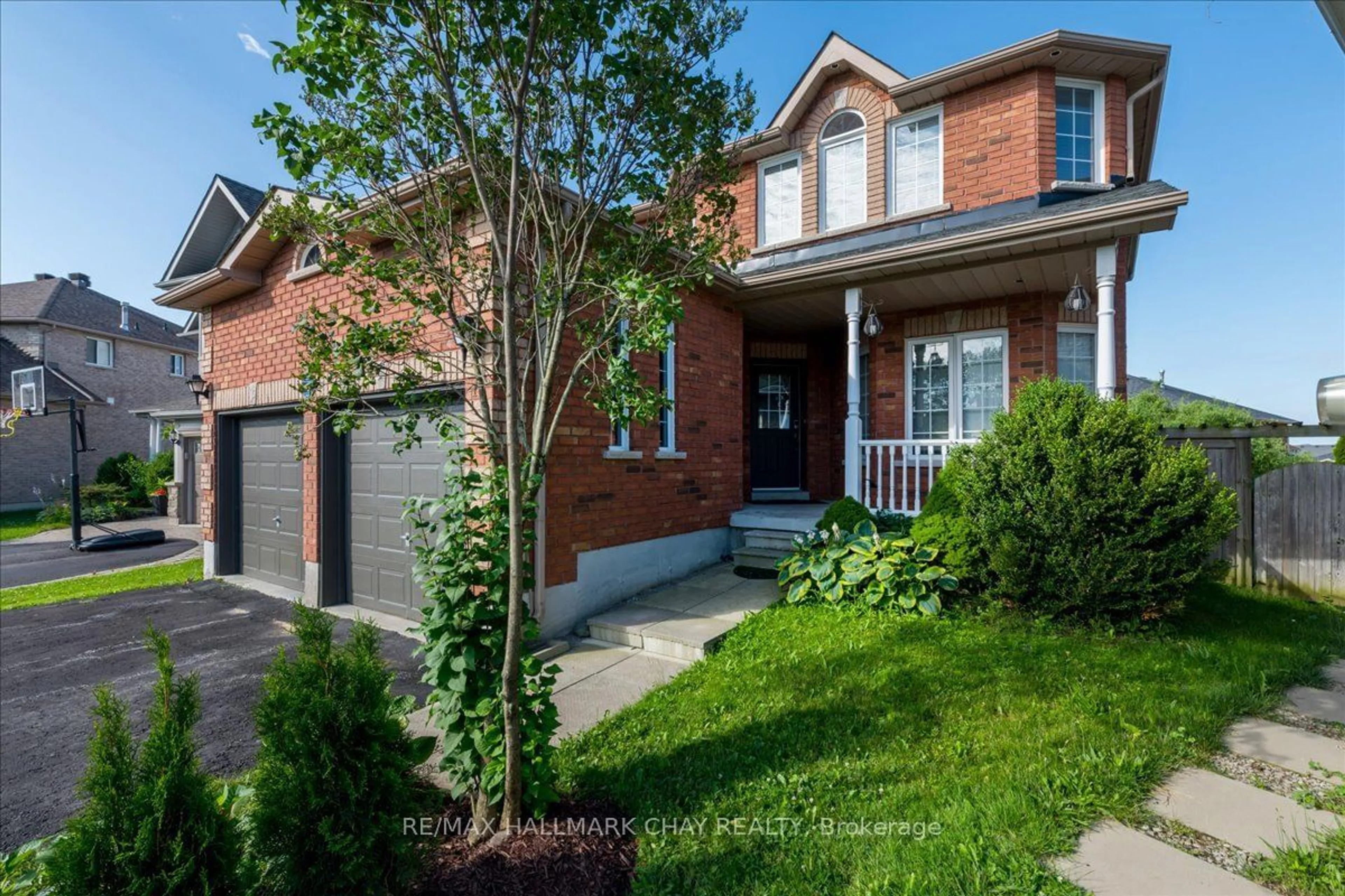 Home with brick exterior material for 11 Sovereign's Gate, Barrie Ontario L4N 0K7