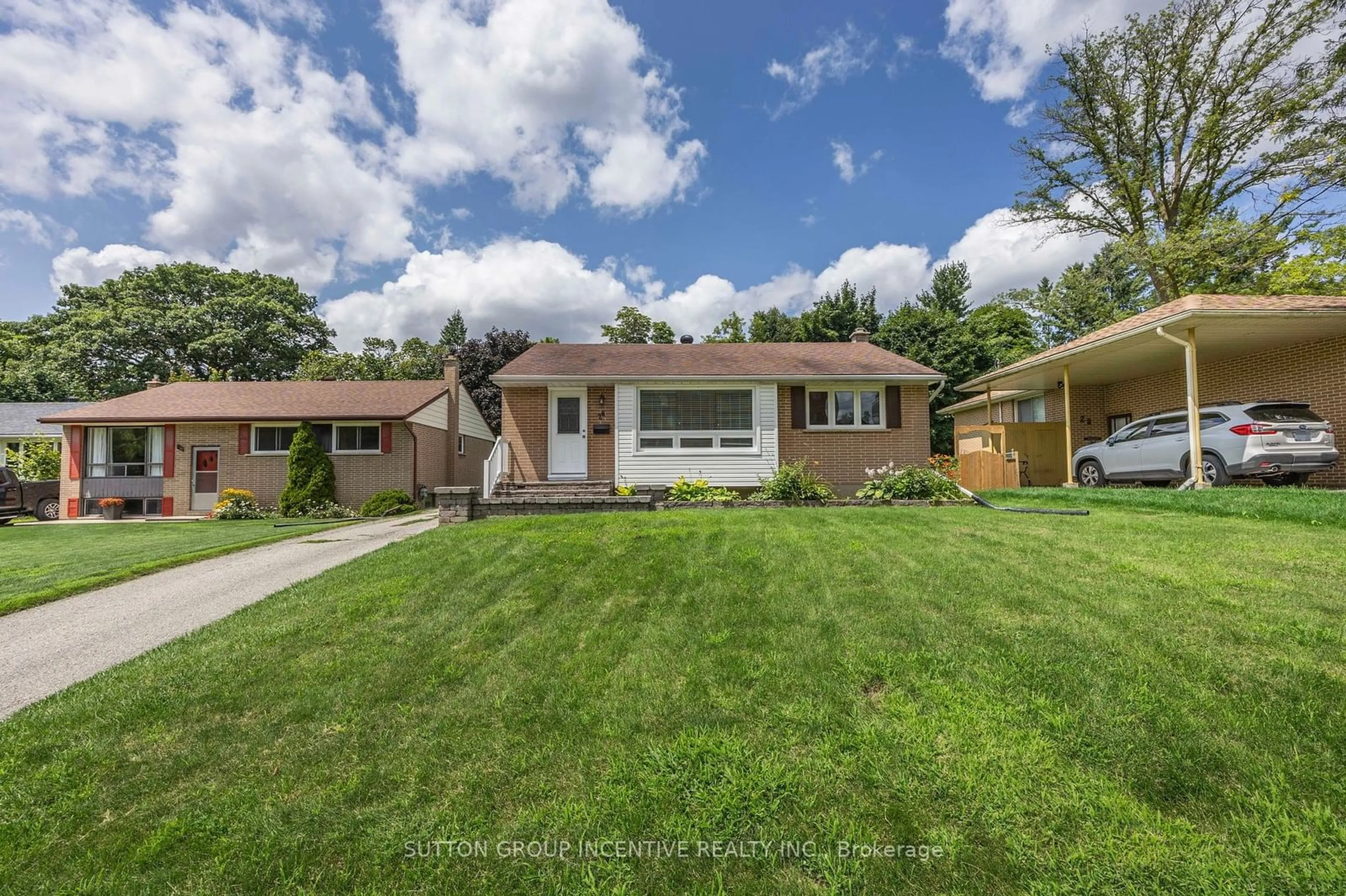 Frontside or backside of a home for 26 Queen St, Barrie Ontario L4M 1Z1