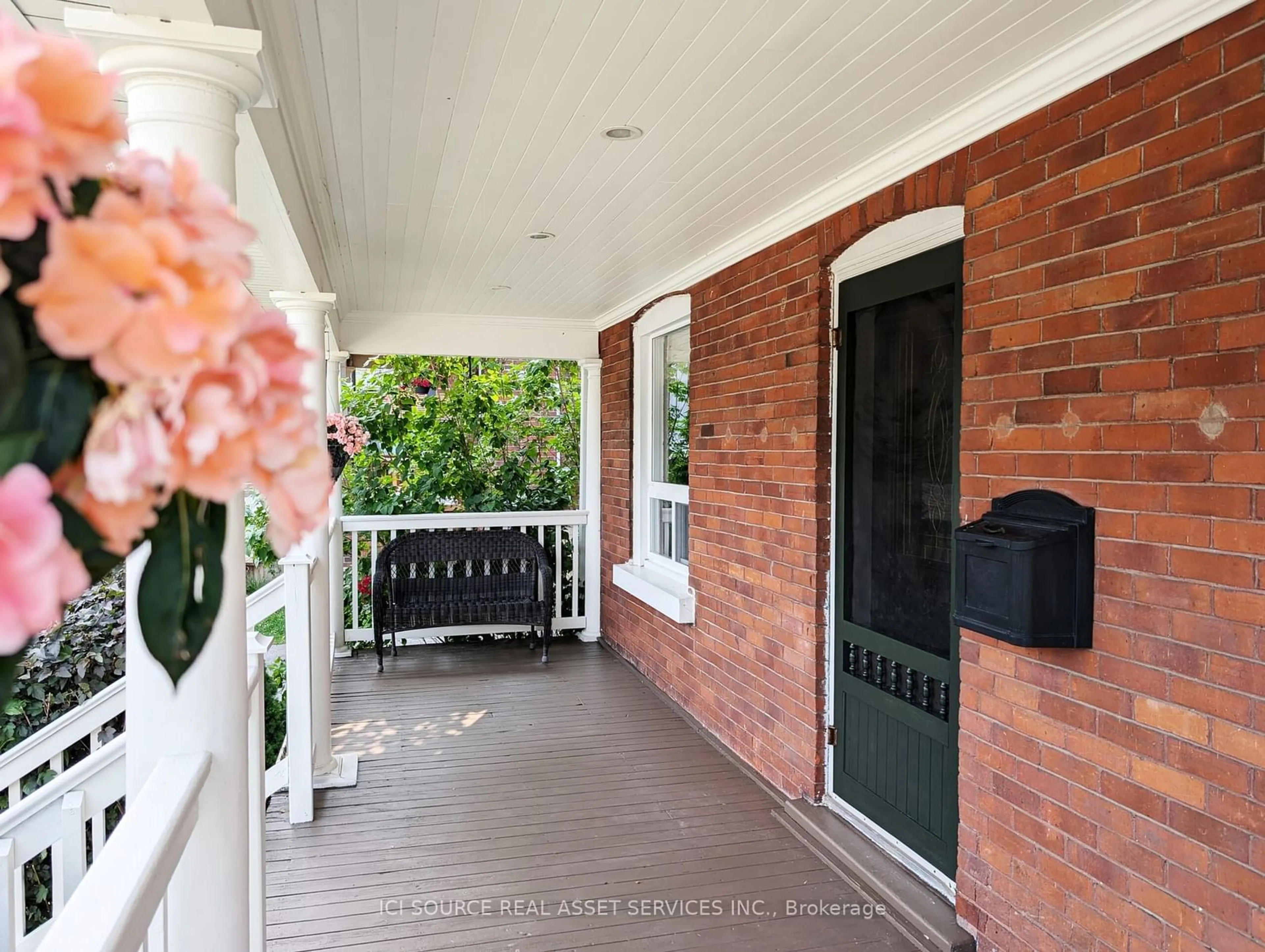 Indoor entryway for 260 Colborne St, Orillia Ontario L3V 2Z8