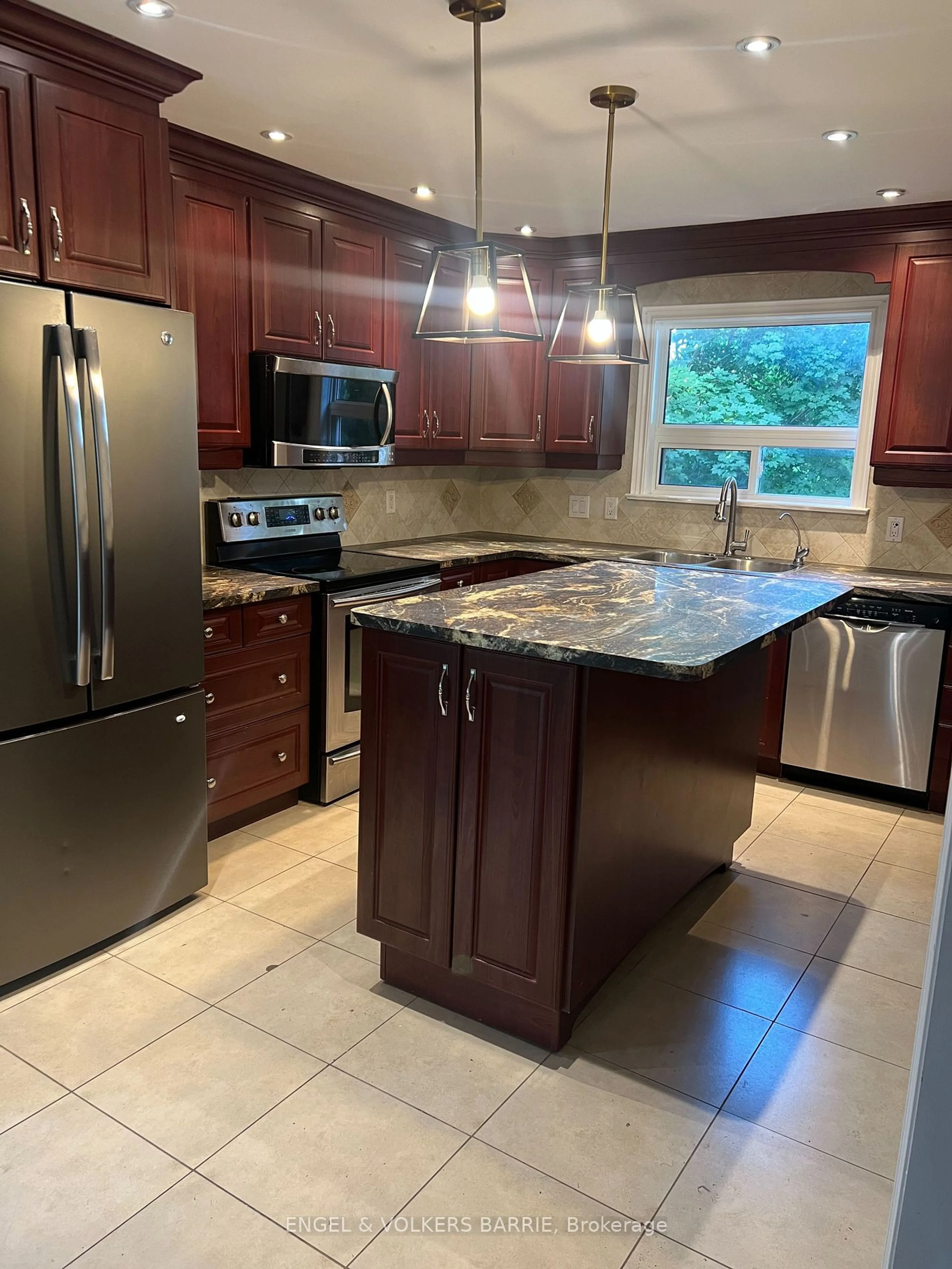 Contemporary kitchen for 87 Daphne Cres, Barrie Ontario L4M 2Y7