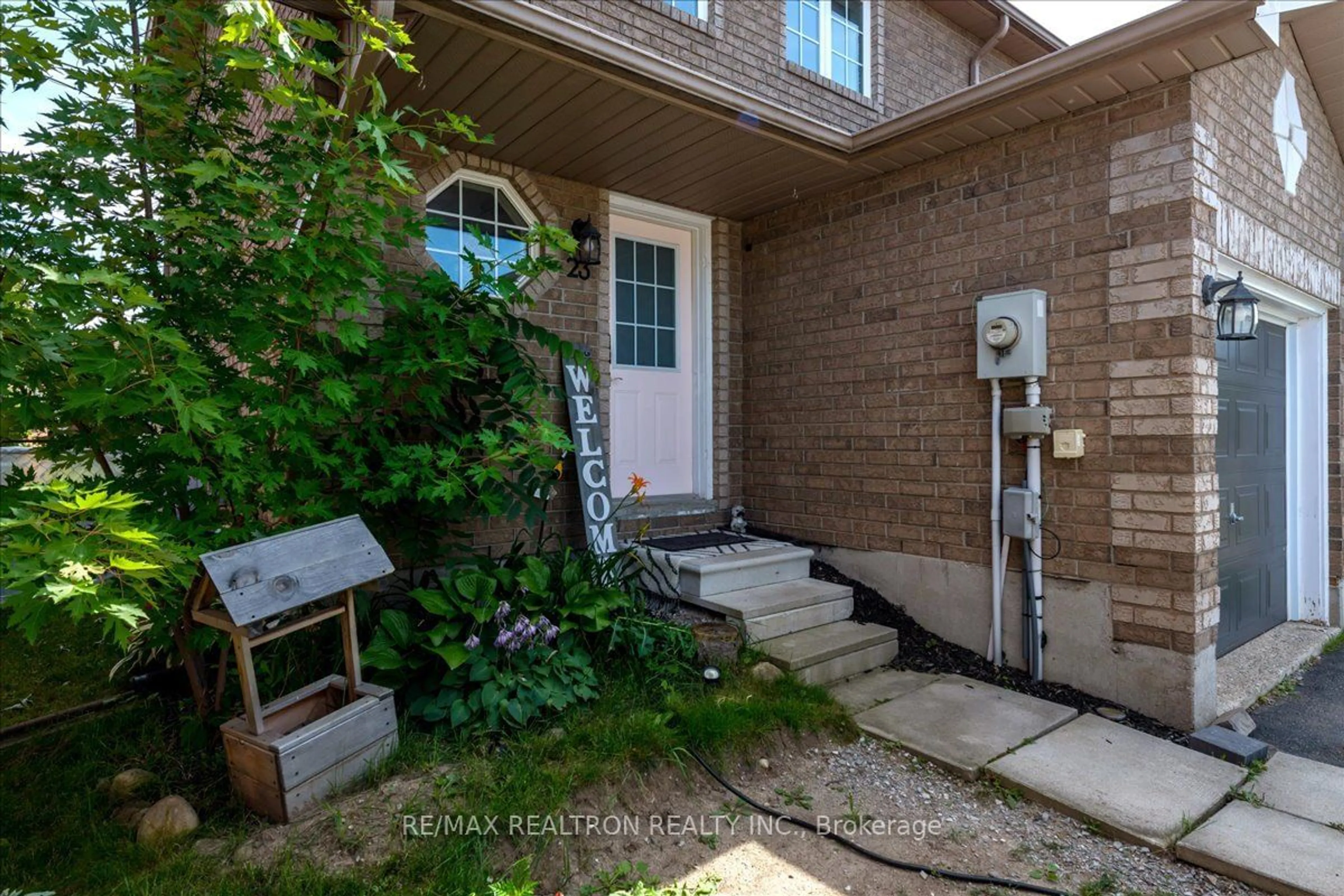 A pic from exterior of the house or condo for 23 Coronation Pkwy, Barrie Ontario L4M 7J9