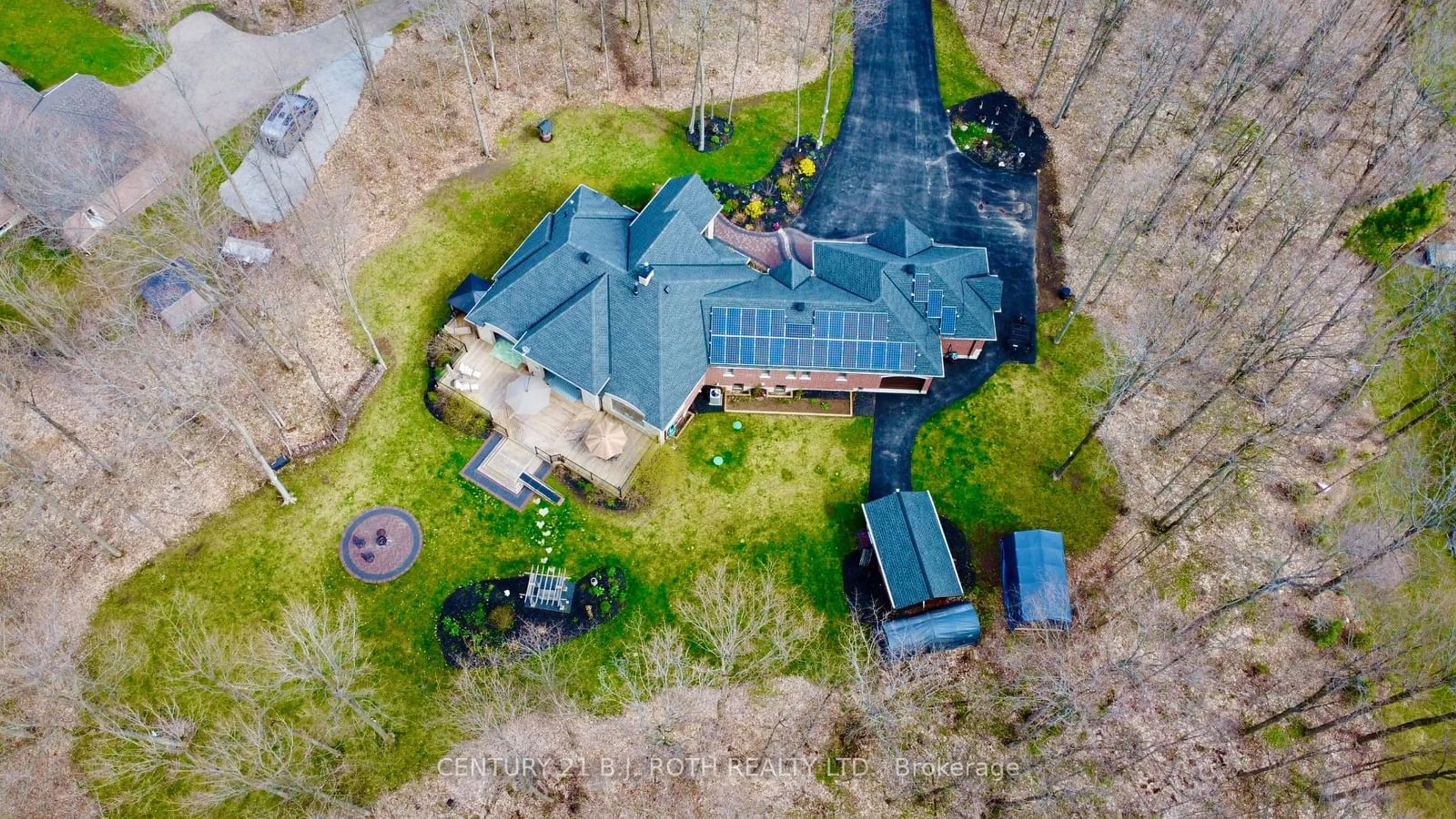 A pic from outside/outdoor area/front of a property/back of a property/a pic from drone, building for 6 Oak Ridge Rd, Oro-Medonte Ontario L0L 2L0