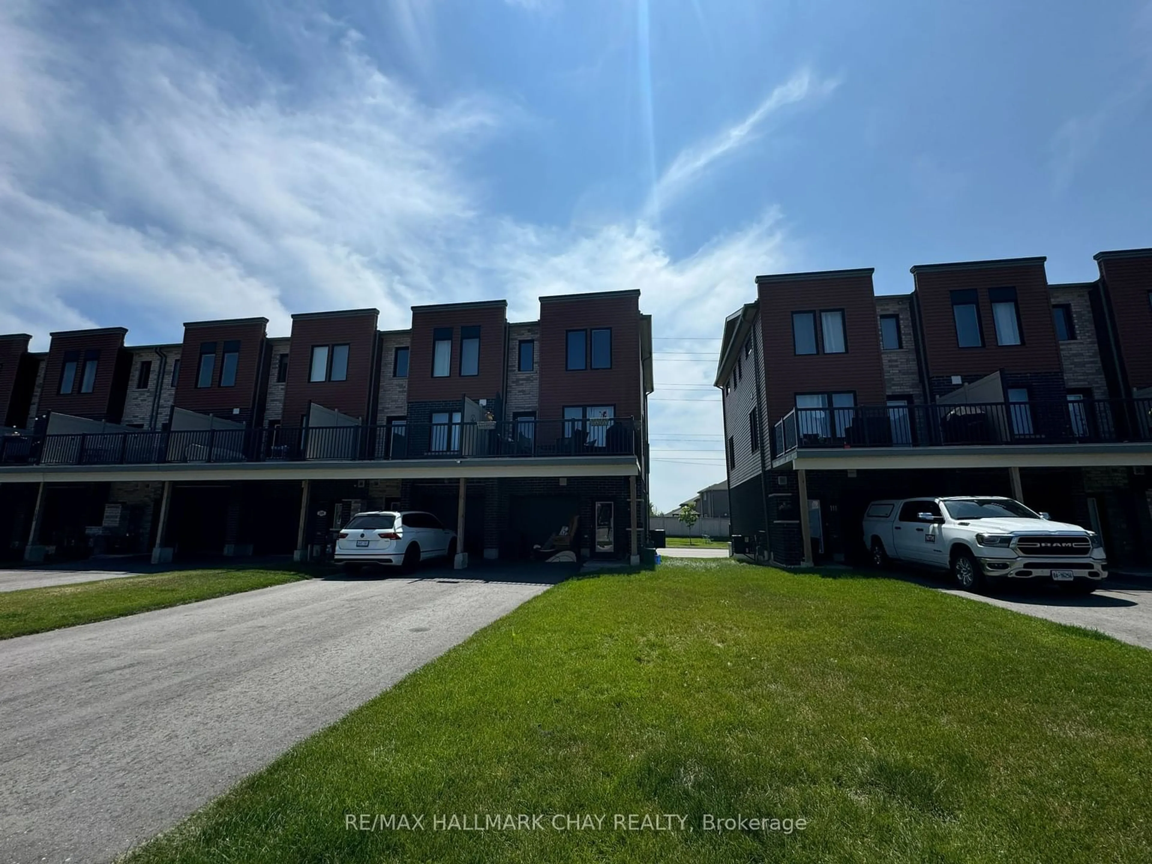 A pic from exterior of the house or condo for 109 Fairlane Ave, Barrie Ontario L9J 0M5