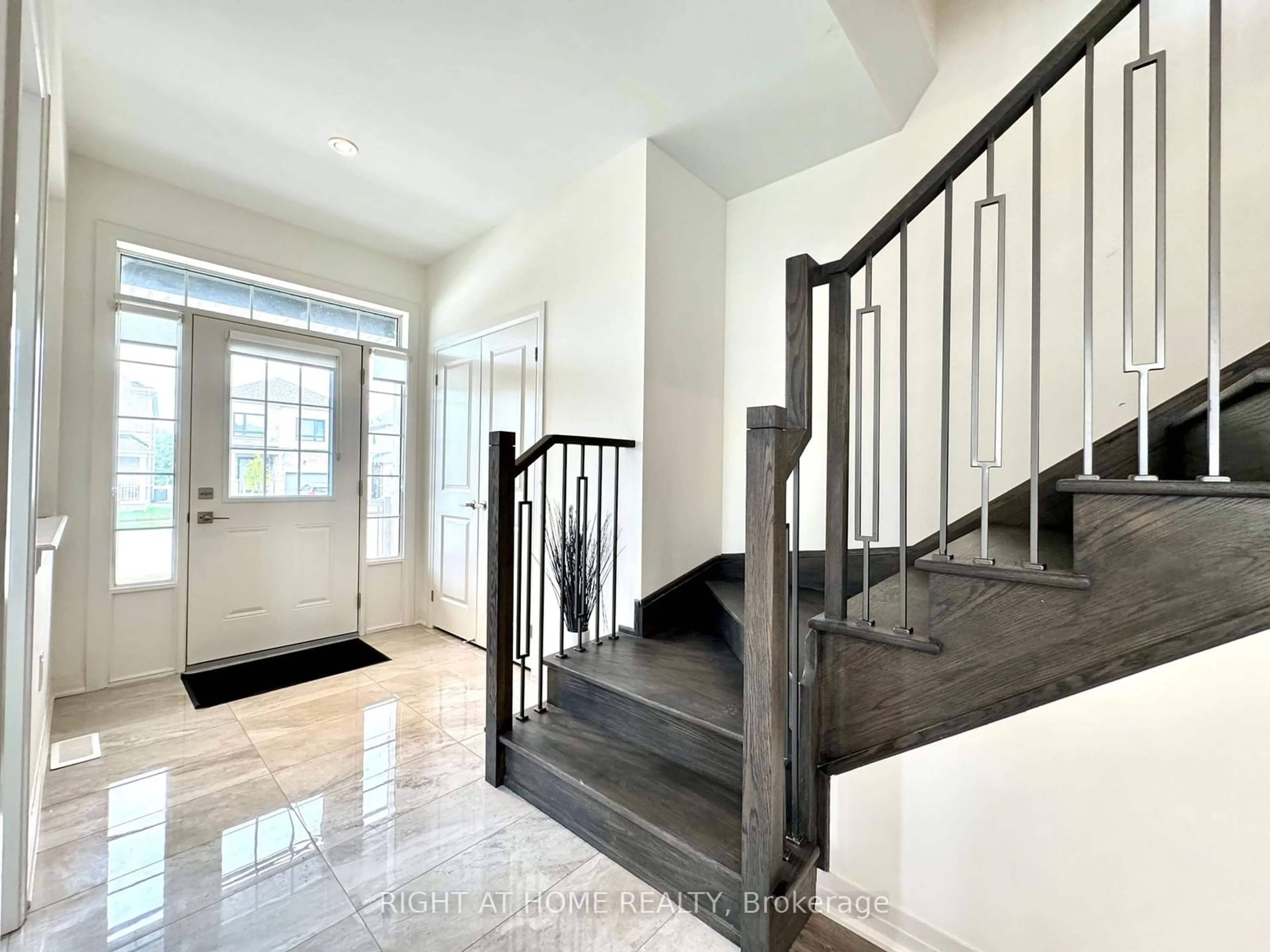 Indoor entryway for 19 Shepherd Dr, Barrie Ontario L9J 0L1