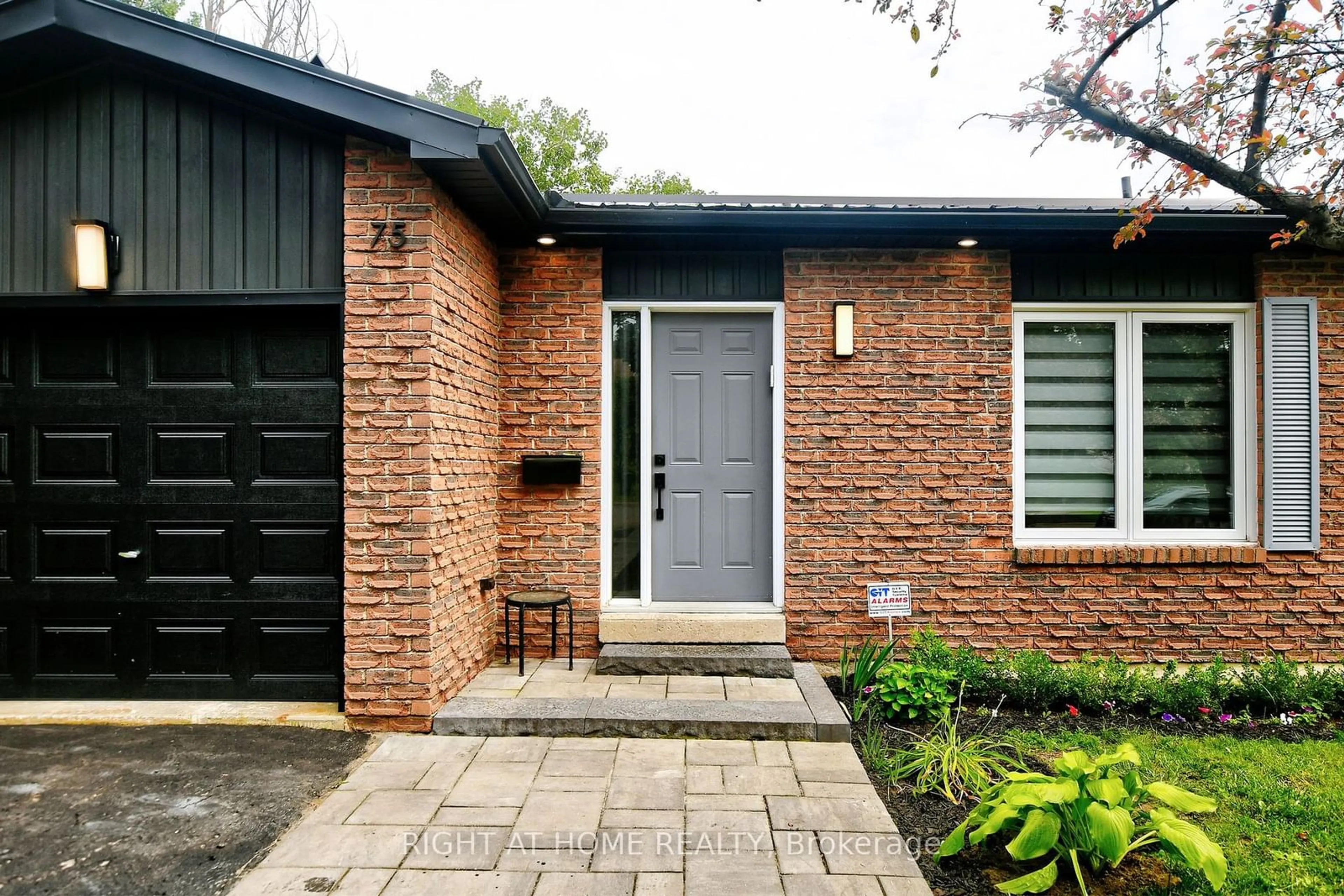 Home with brick exterior material for 75 Fox Run, Barrie Ontario L4N 5L6