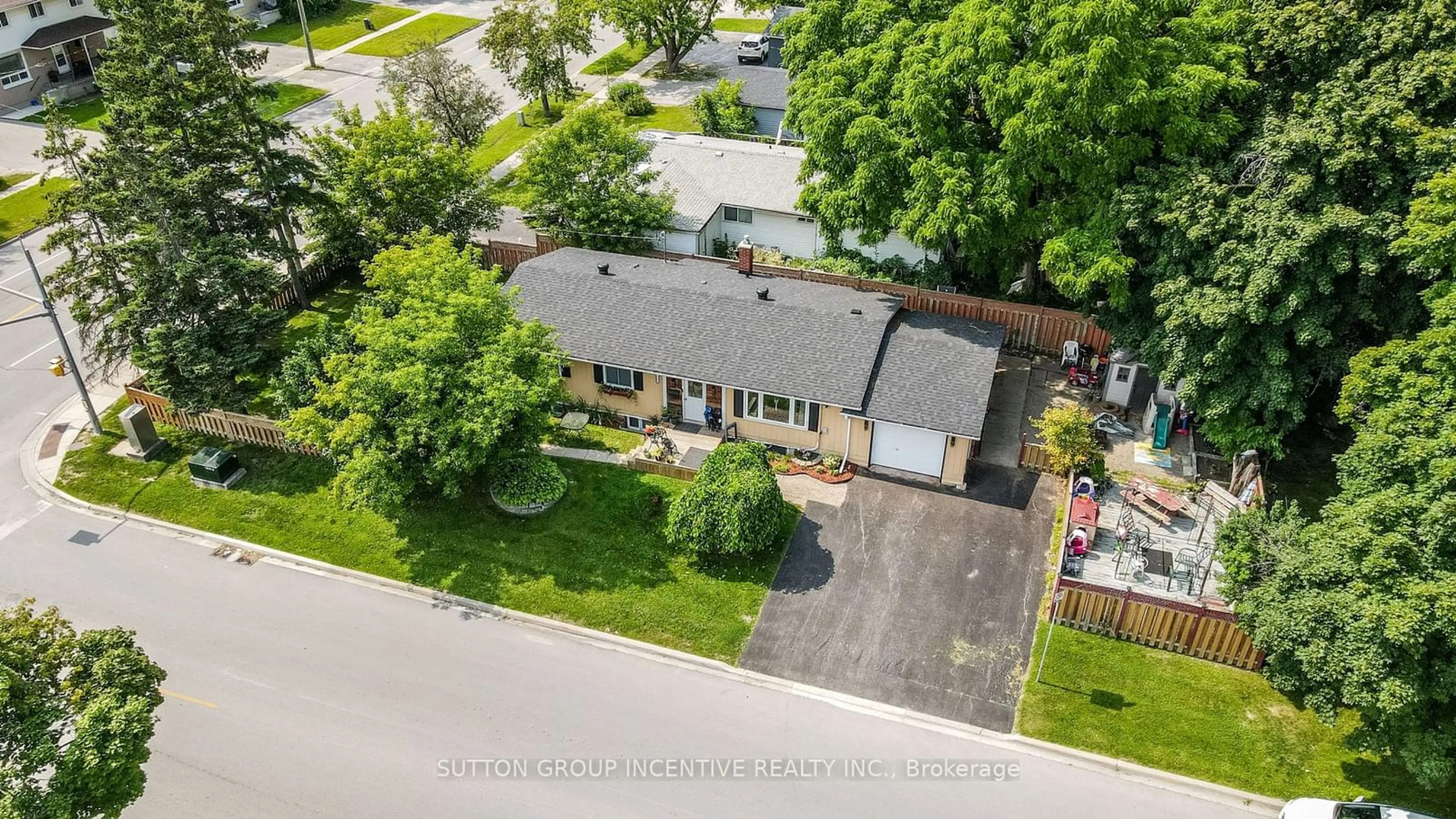 Frontside or backside of a home for 321 St Vincent St, Barrie Ontario L4M 4A4