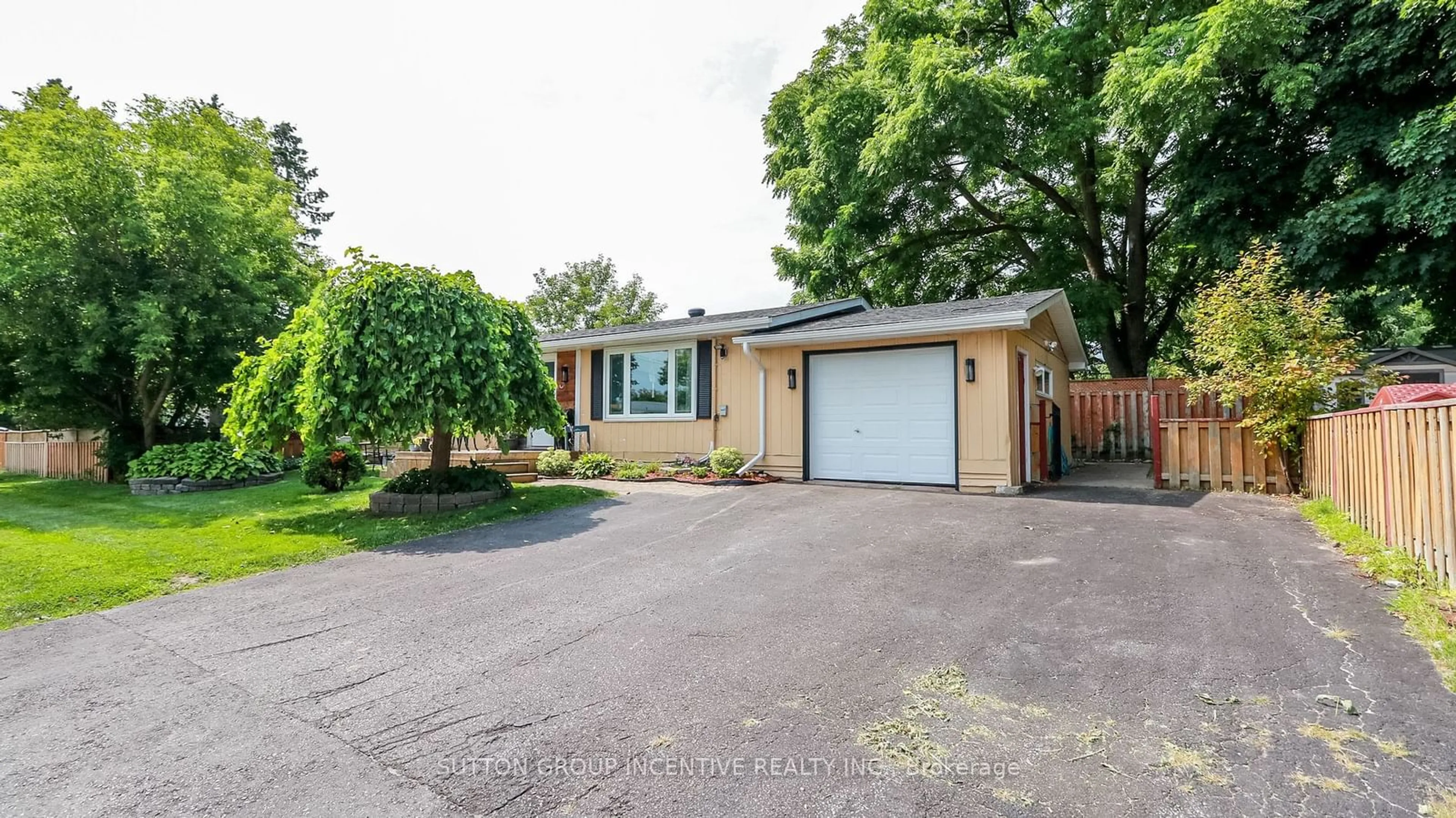 Frontside or backside of a home for 321 St Vincent St, Barrie Ontario L4M 4A4