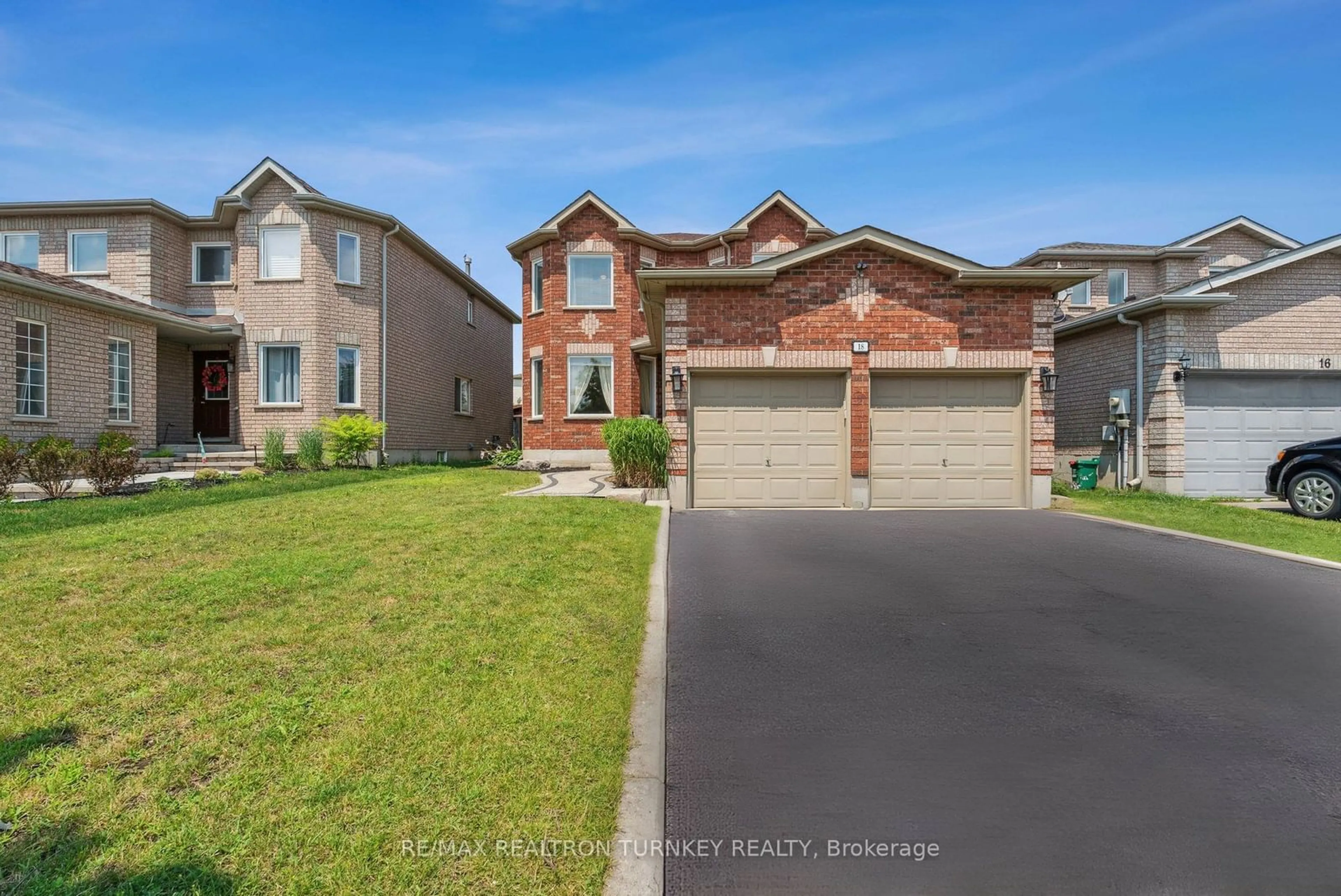 Frontside or backside of a home for 18 White Elm Rd, Barrie Ontario L4N 8S9