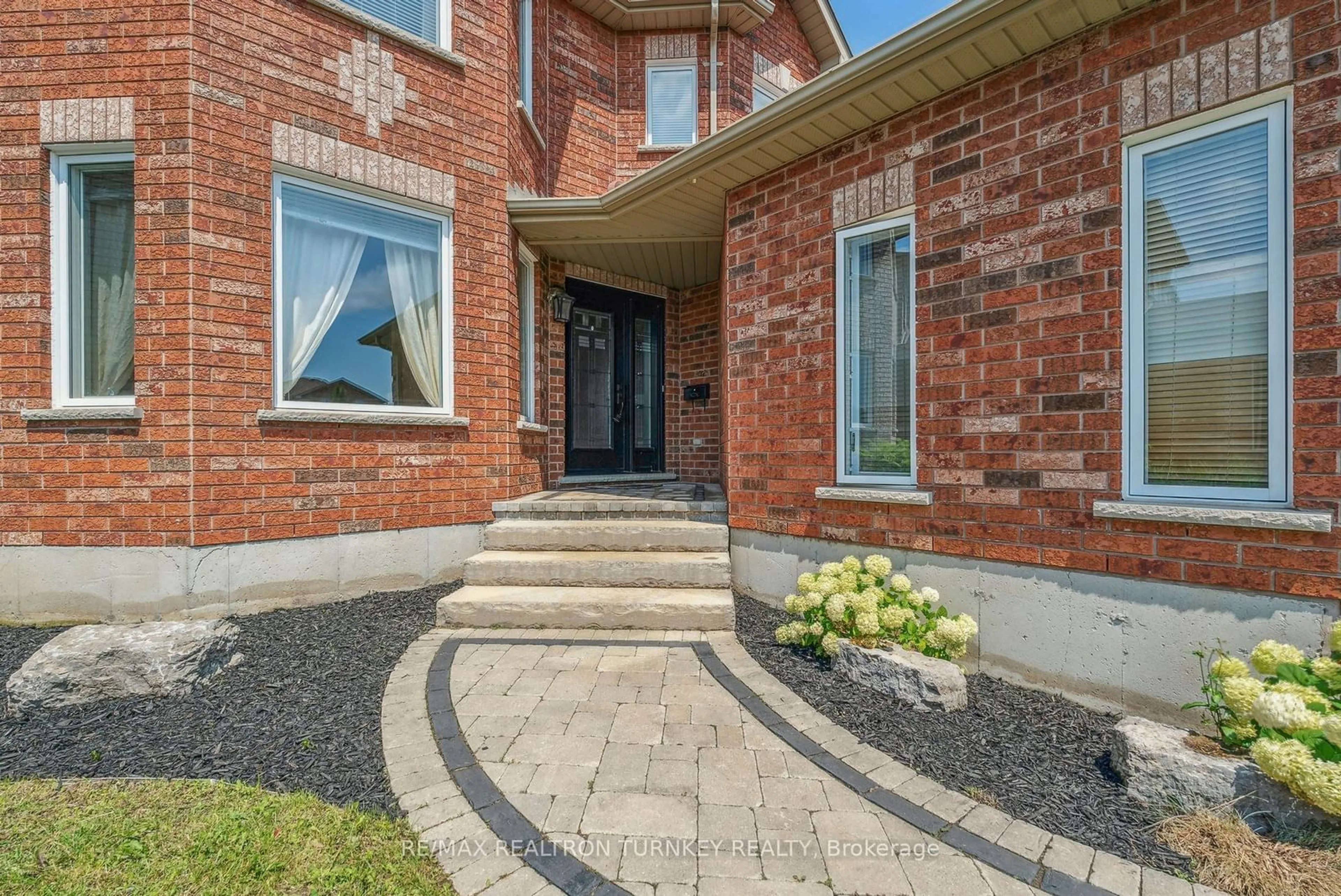 Home with brick exterior material for 18 White Elm Rd, Barrie Ontario L4N 8S9