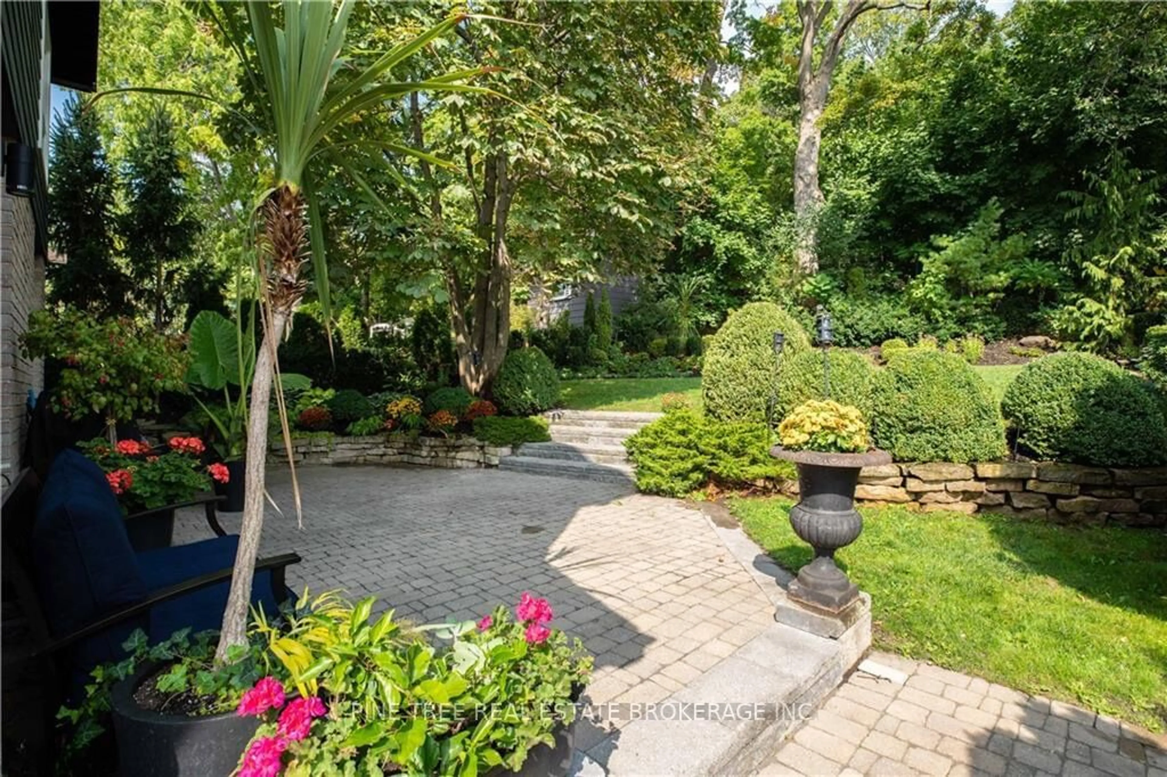 Patio for 27 Berczy St, Barrie Ontario L4M 3P6