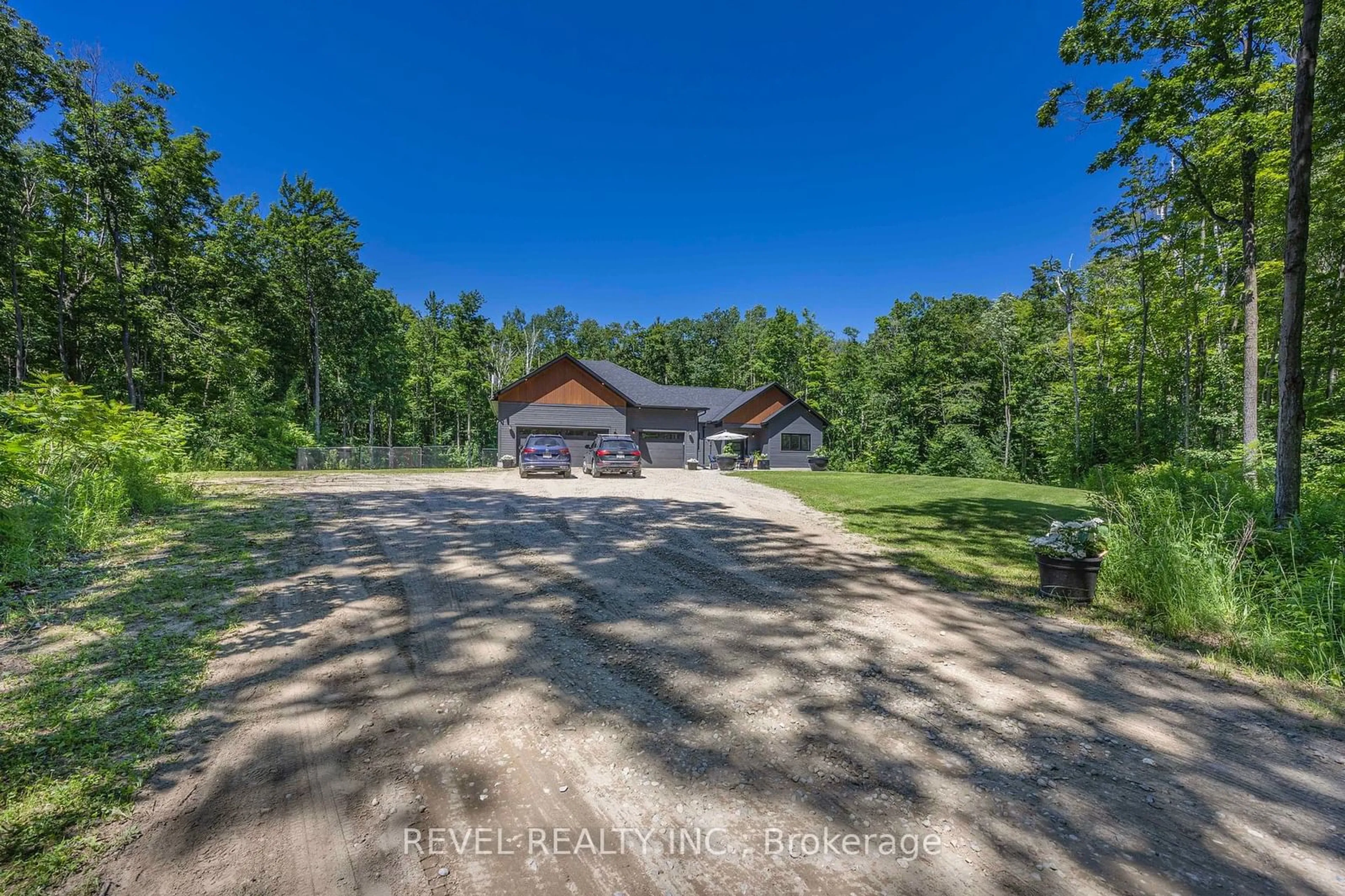 Cottage for 704 Rue Lafontaine Rd, Tiny Ontario L9M 0L7