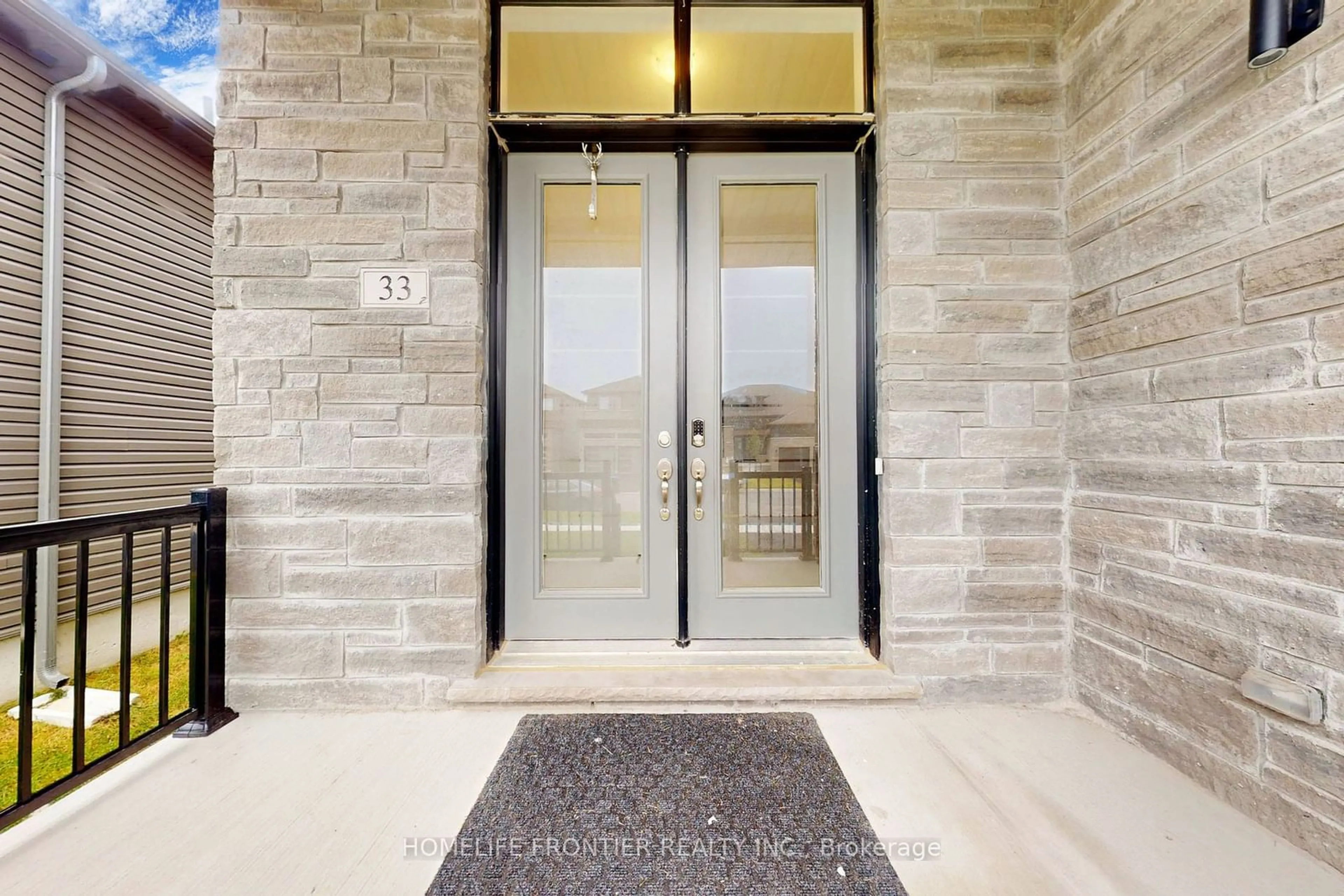 Indoor entryway for 33 Simona Ave, Wasaga Beach Ontario L9Z 0L5