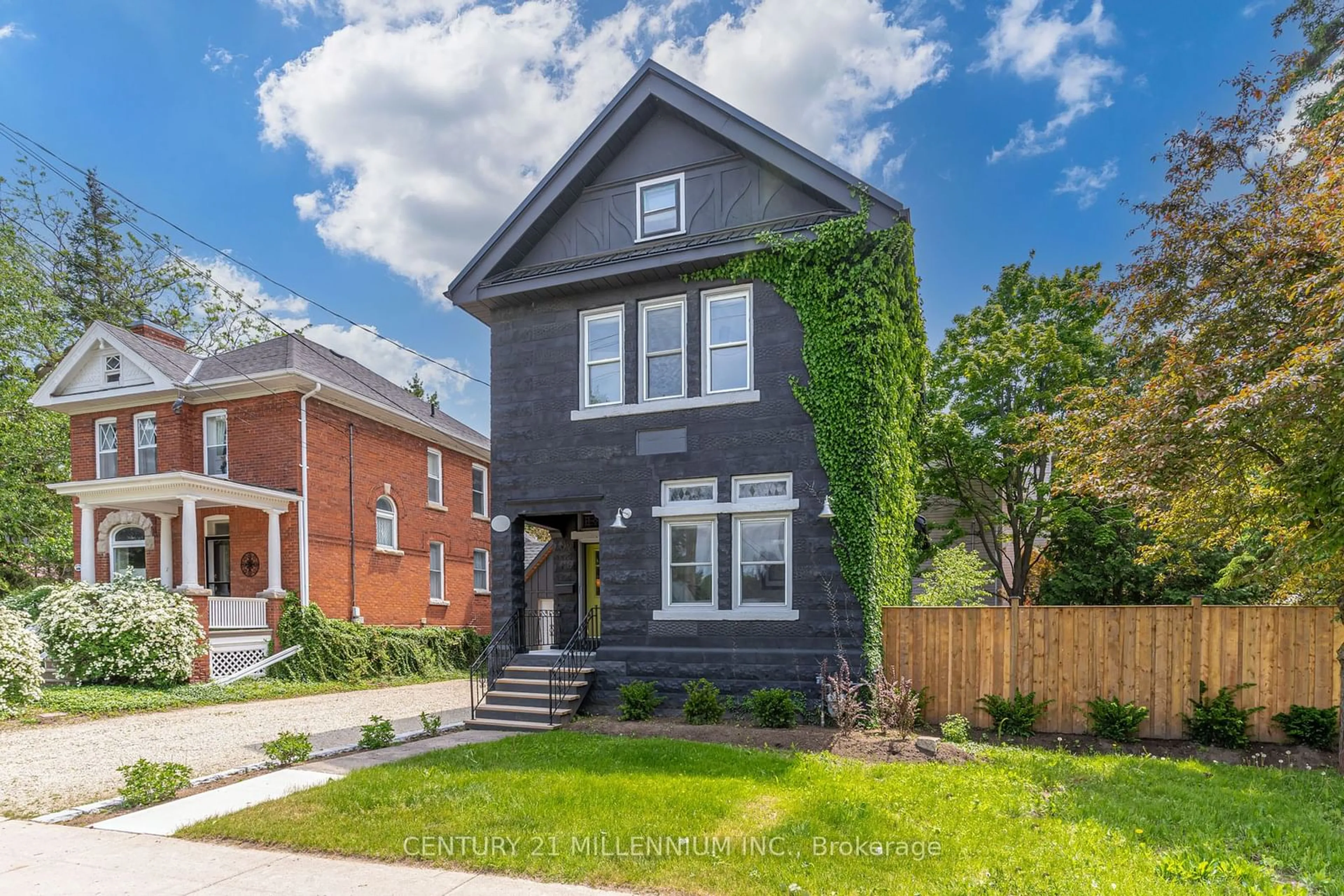 Frontside or backside of a home for 402 Third St, Collingwood Ontario L9Y 1L8