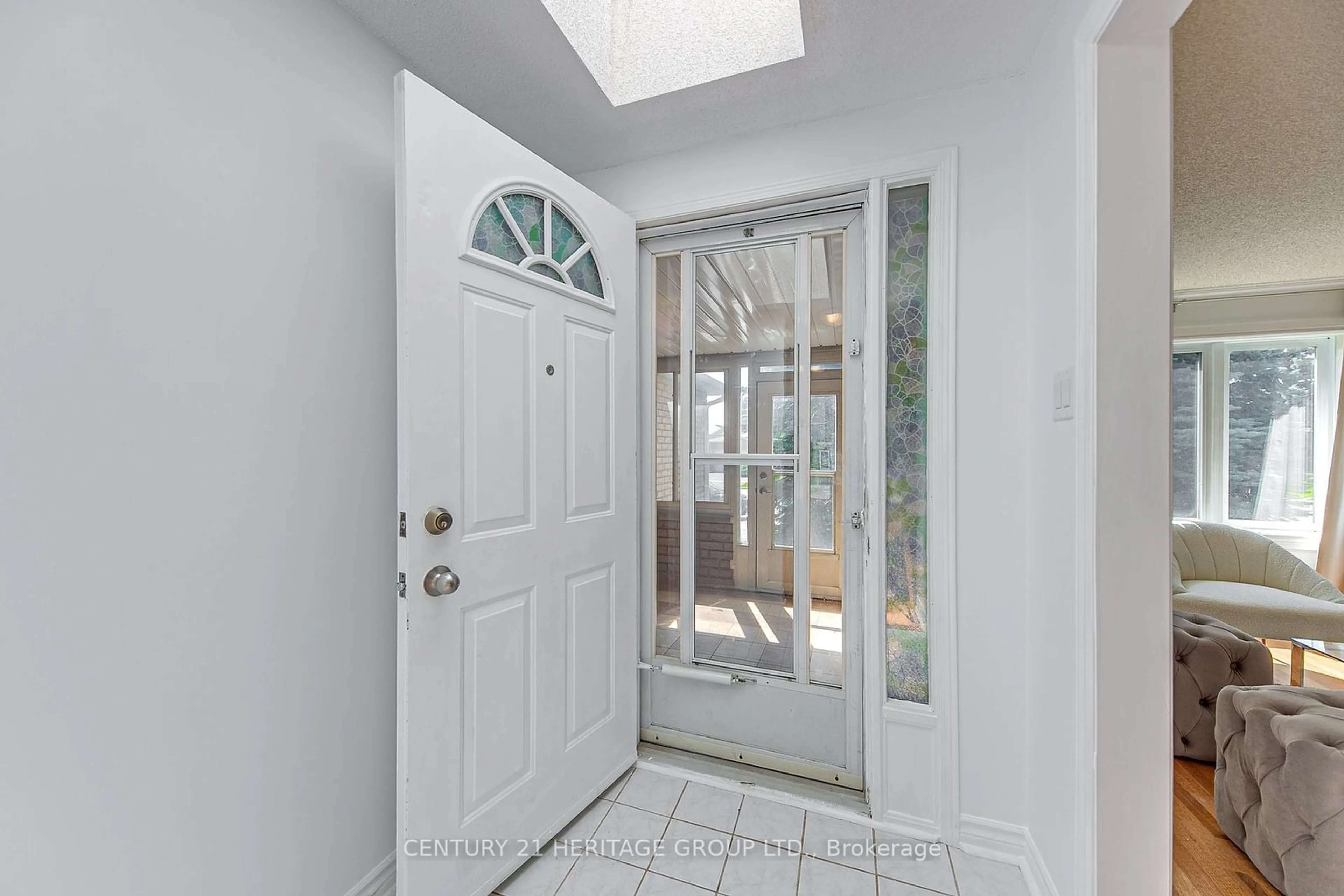 Indoor entryway for 178 Livingstone St, Barrie Ontario L4N 7J7