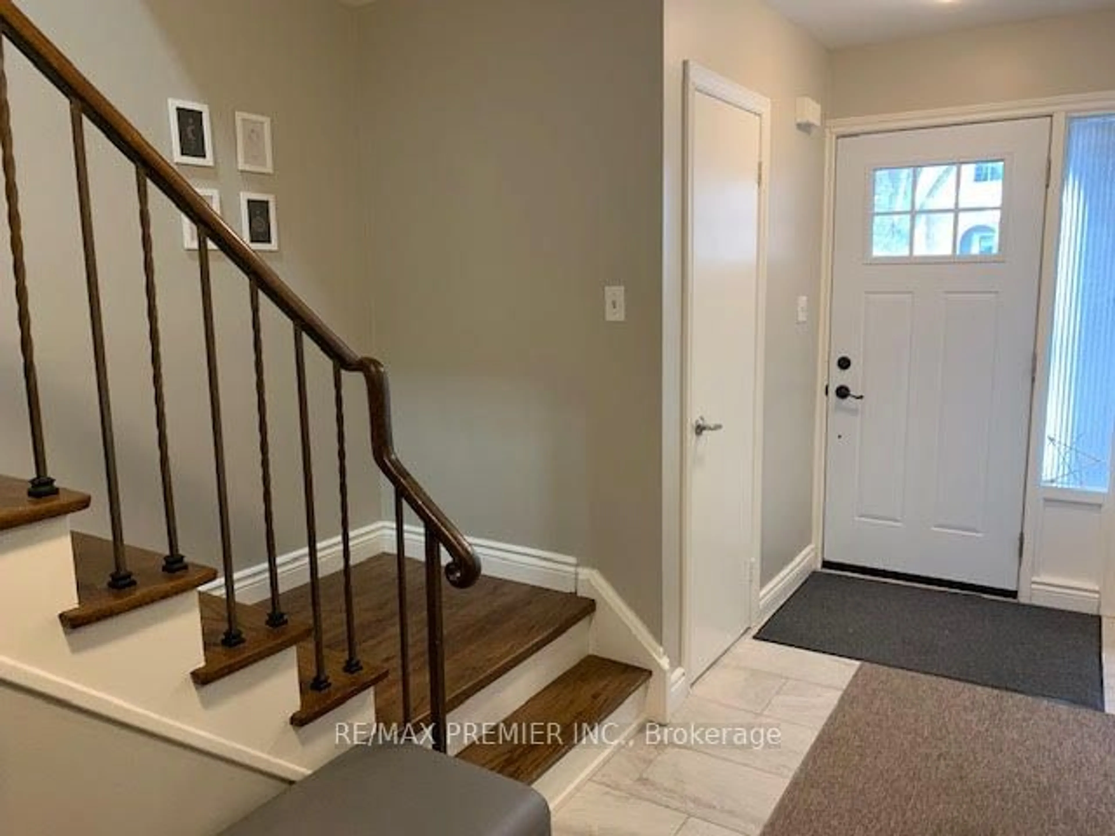 Indoor entryway for 2 Bernick Dr #23, Barrie Ontario L4M 5K4