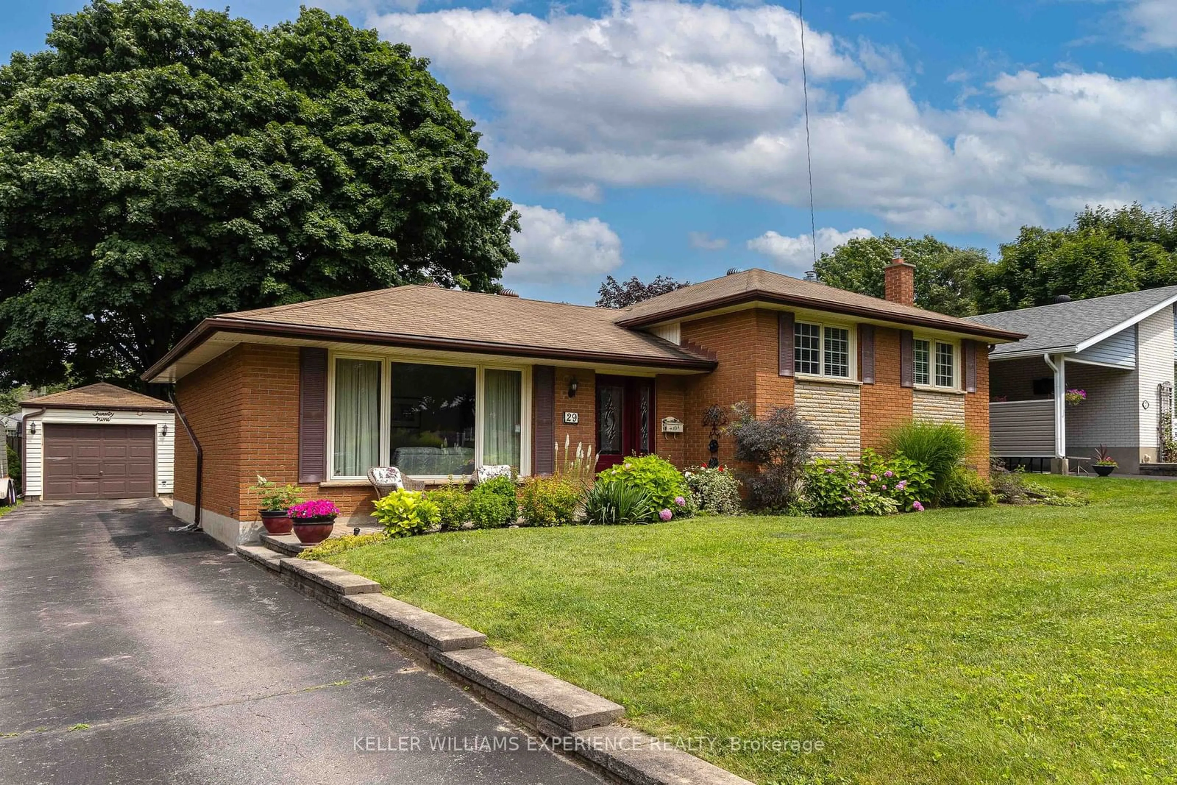 Frontside or backside of a home for 29 Lay St, Barrie Ontario L4M 4A8