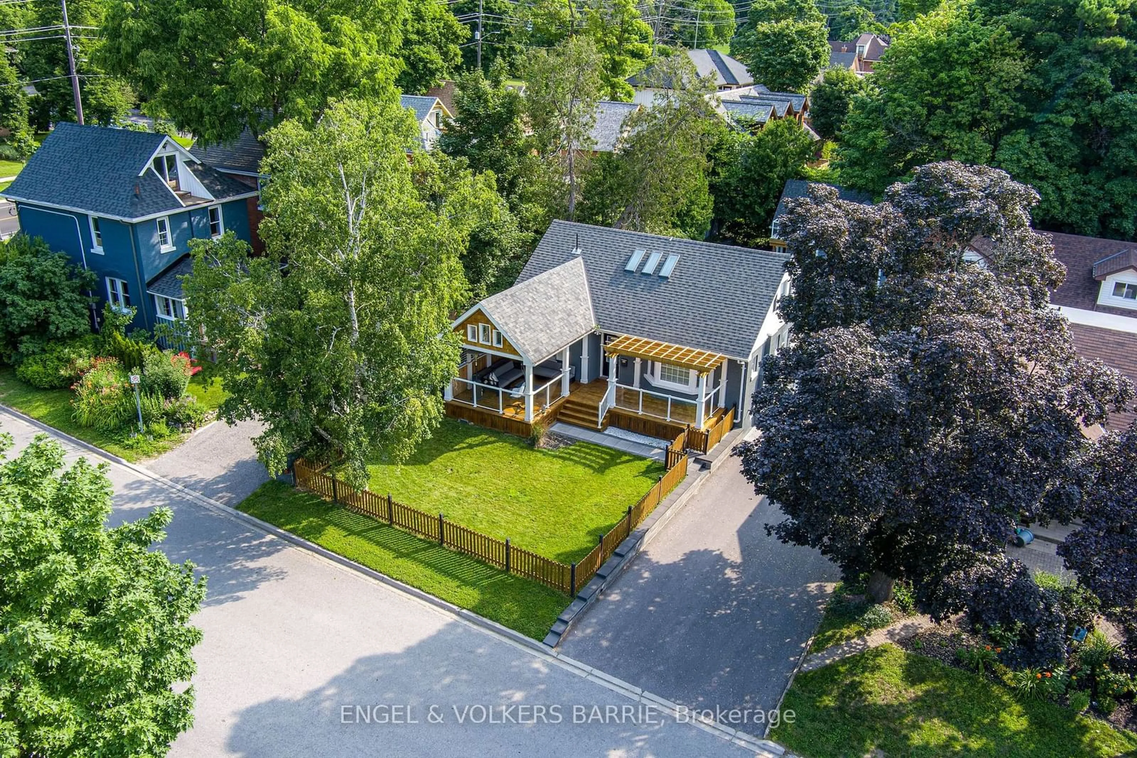 Frontside or backside of a home for 3 St Vincent Sq, Barrie Ontario L4M 3Y1
