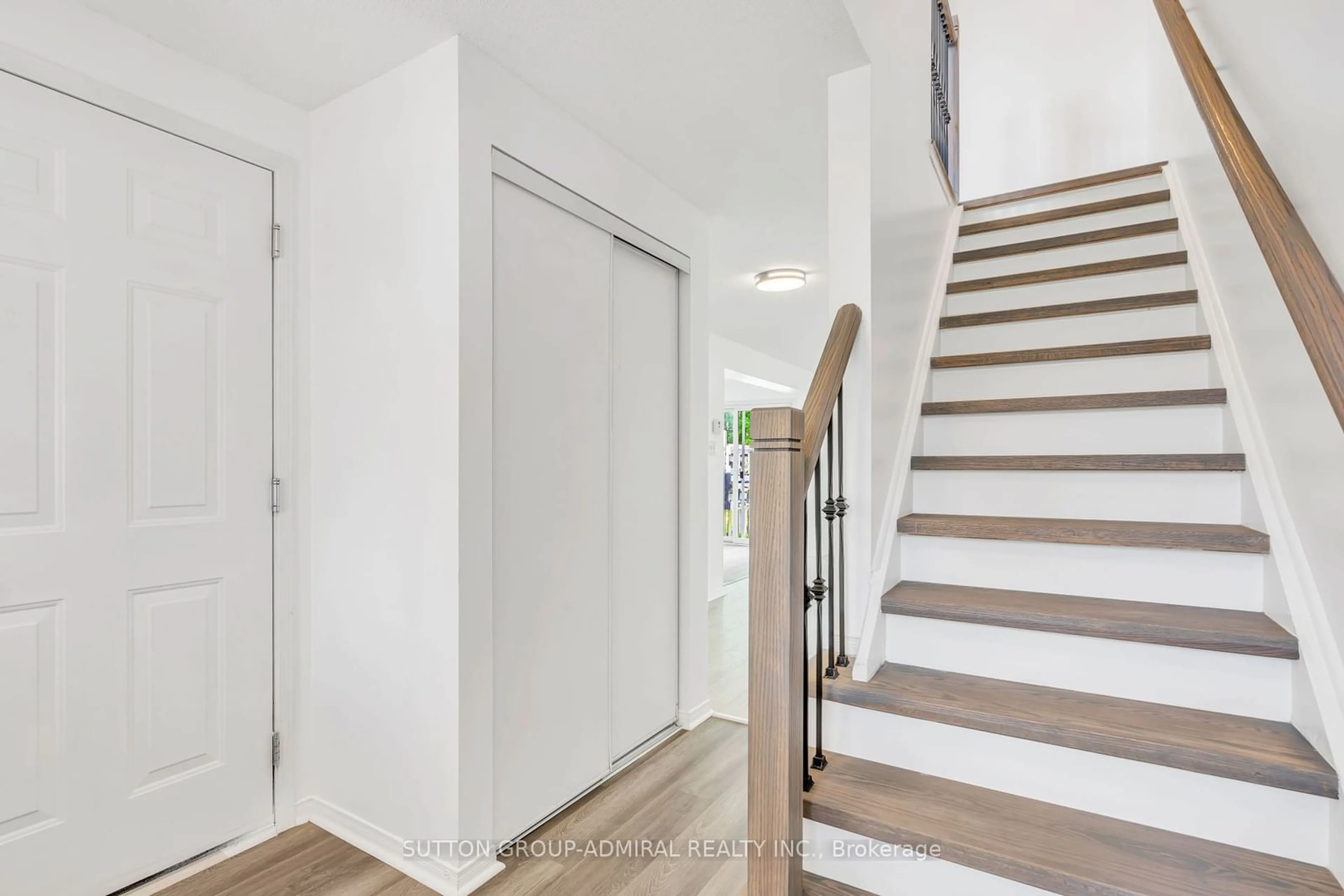 Stairs for 28 Lions Gate Blvd, Barrie Ontario L4M 7E4