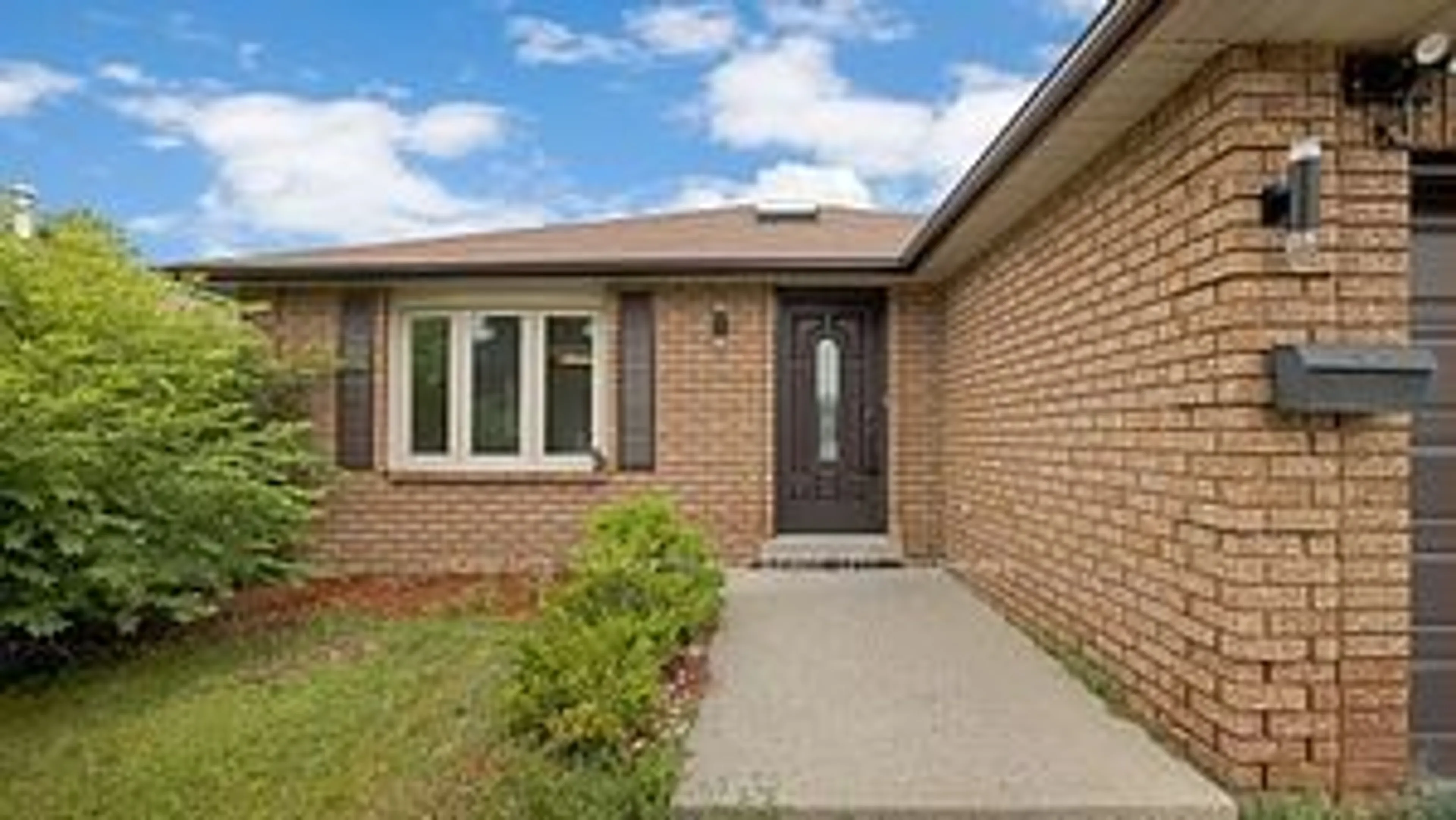 Home with brick exterior material for 280 Livingstone St, Barrie Ontario L4N 7A9