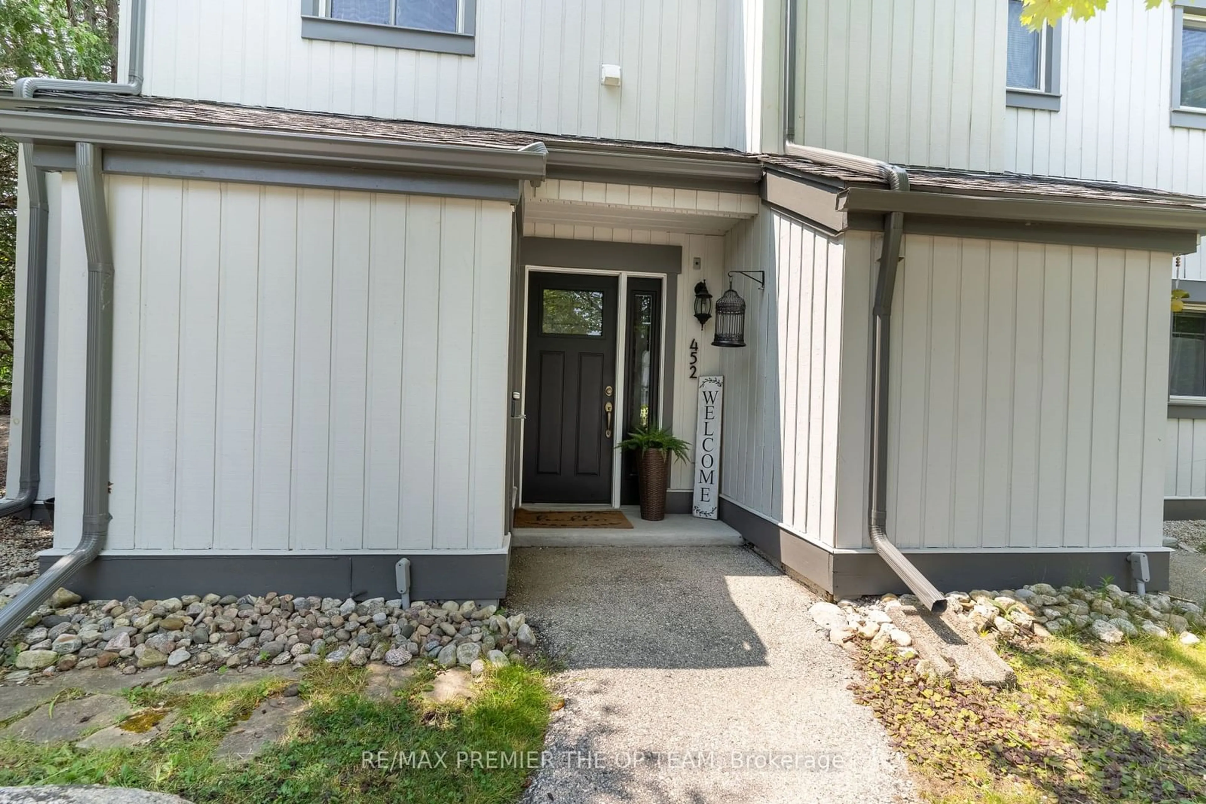 A pic from exterior of the house or condo for 452 Oxbow Cres, Collingwood Ontario L9Y 5B4