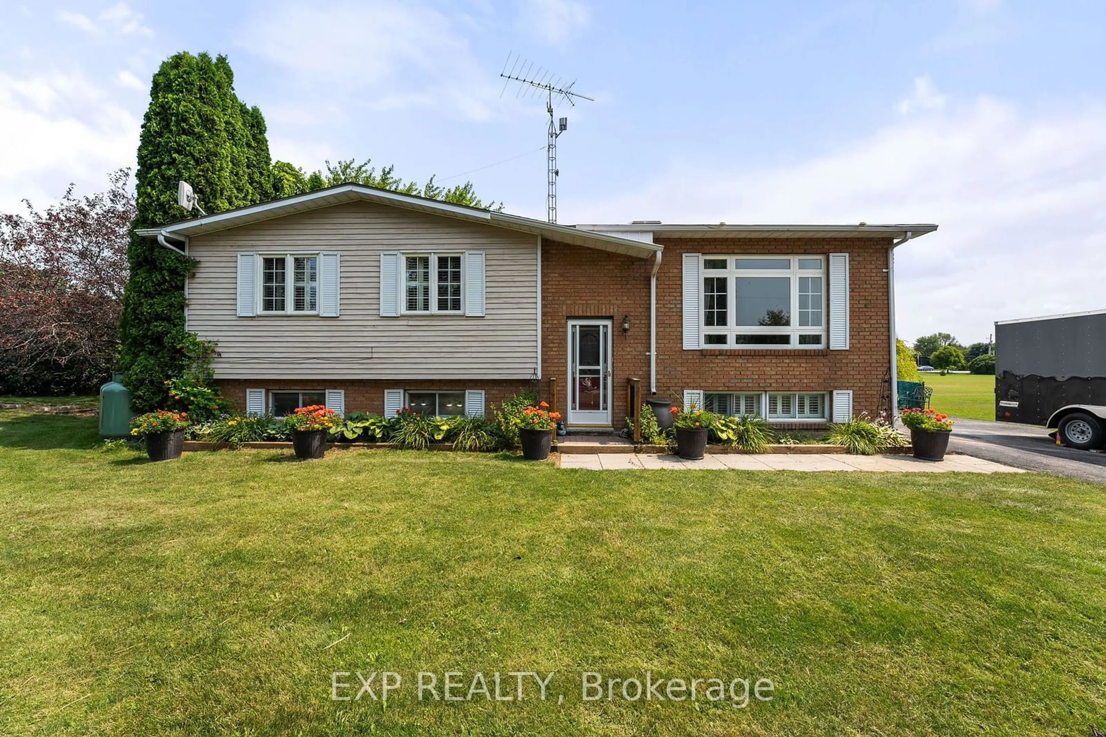 Frontside or backside of a home for 2948 Suntrac Dr, Ramara Ontario L0K 1B0