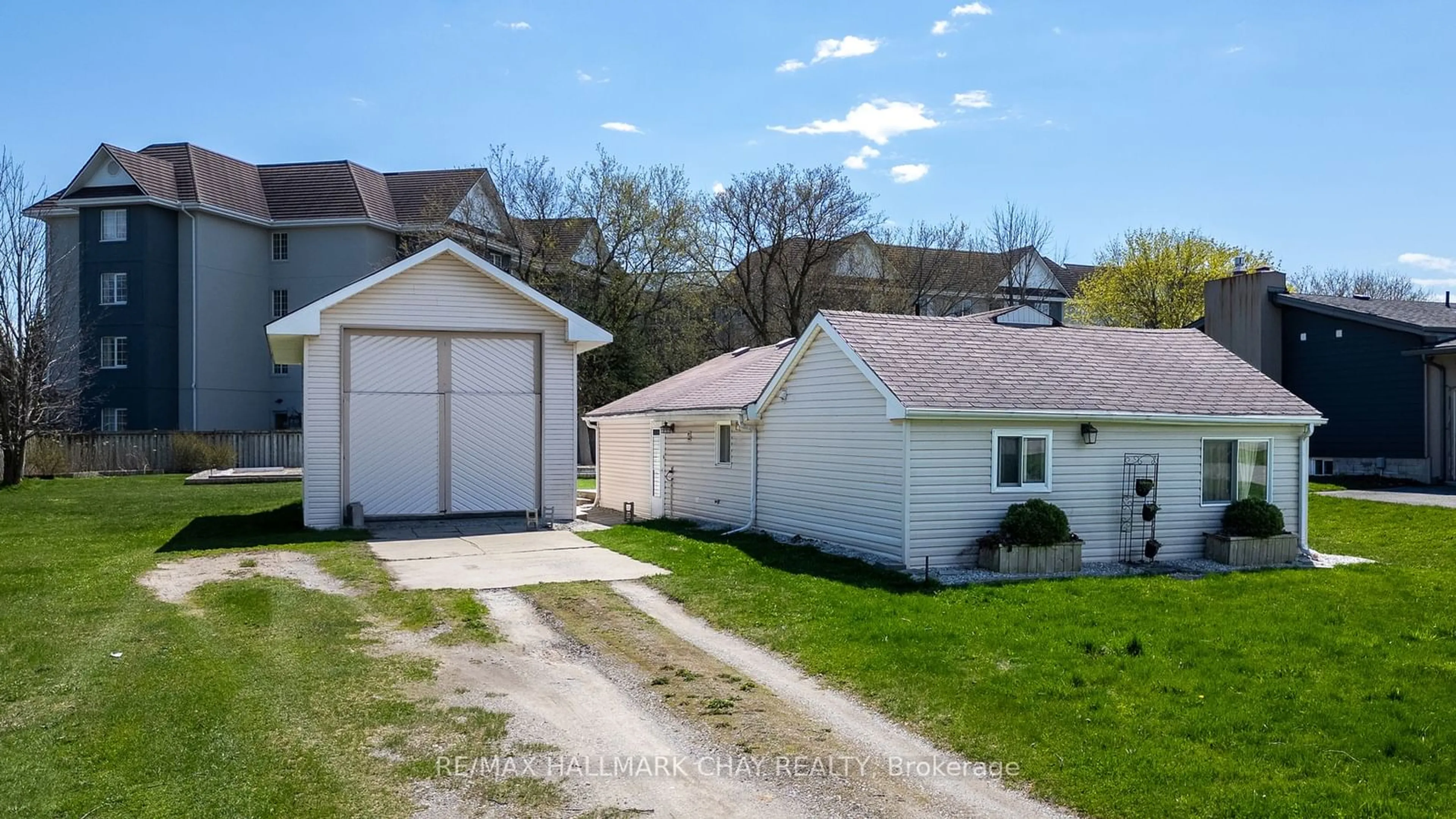 Frontside or backside of a home for 261 Harvie Rd, Barrie Ontario L4N 8J5