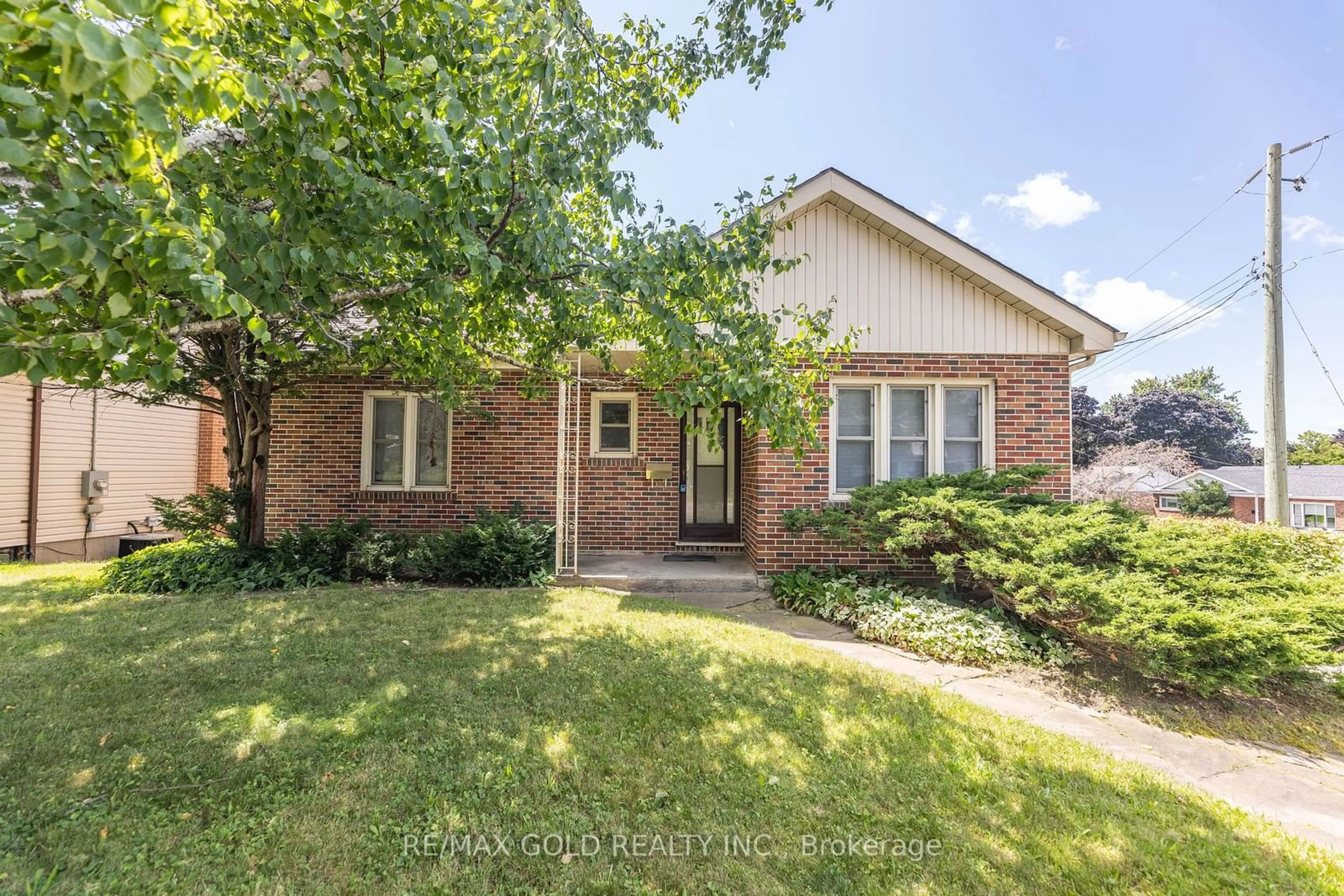 Home with brick exterior material for 174 St. Vincent St, Barrie Ontario L4M 3Y9