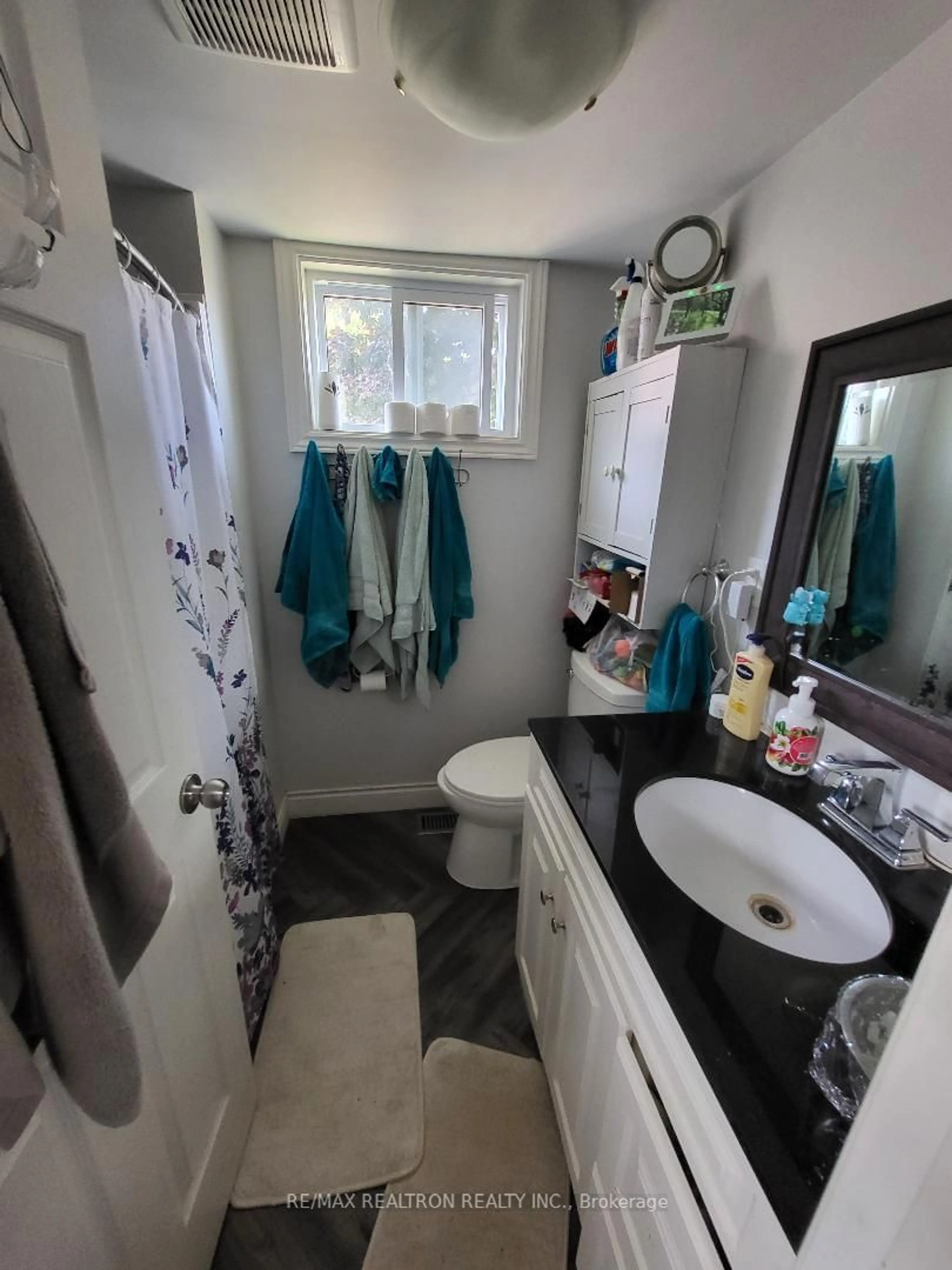 Bathroom for 256 Dunlop St, Barrie Ontario P0A 1C0