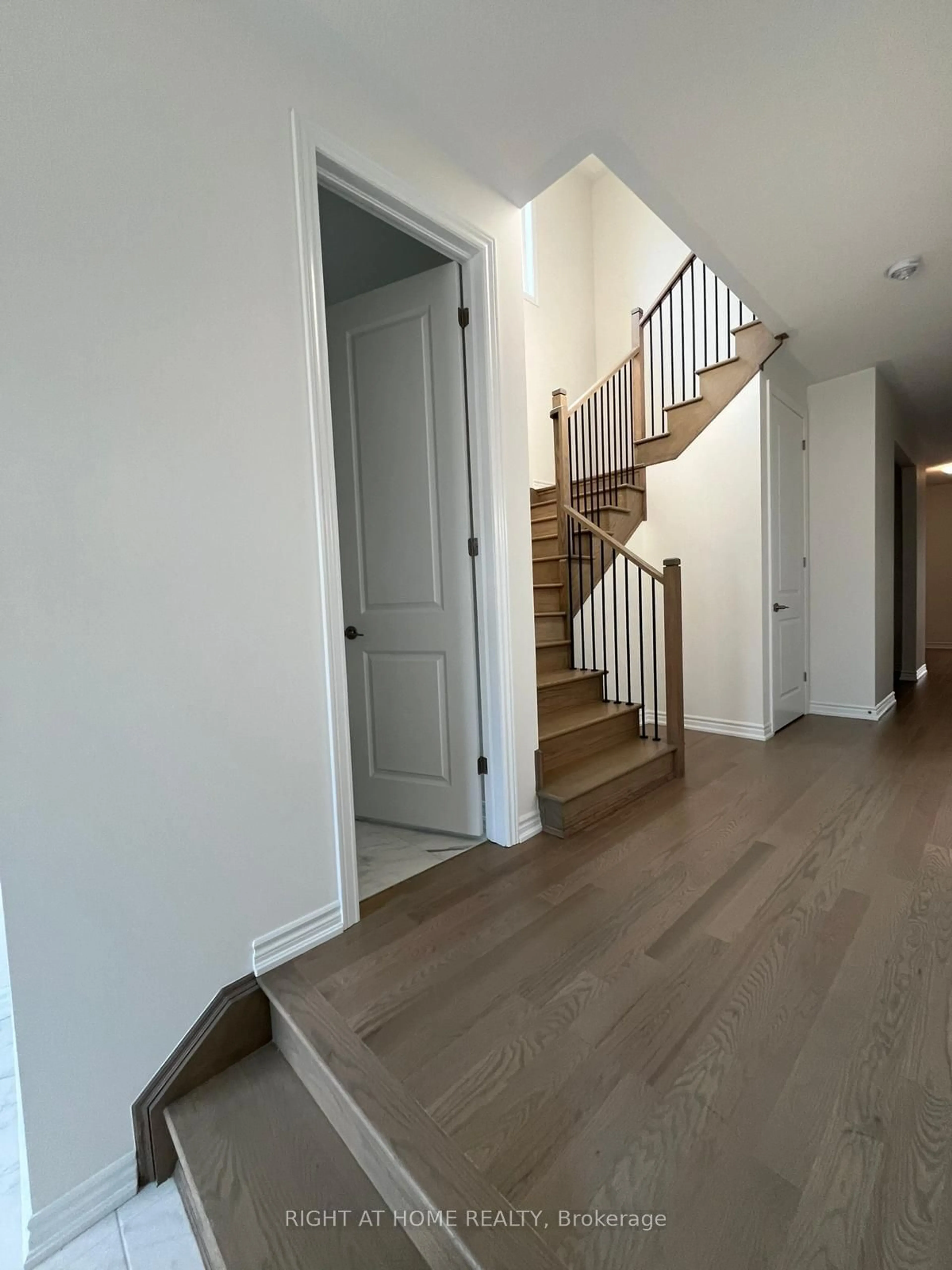 Indoor entryway for 13 Gemini Dr, Barrie Ontario L9J 0H6