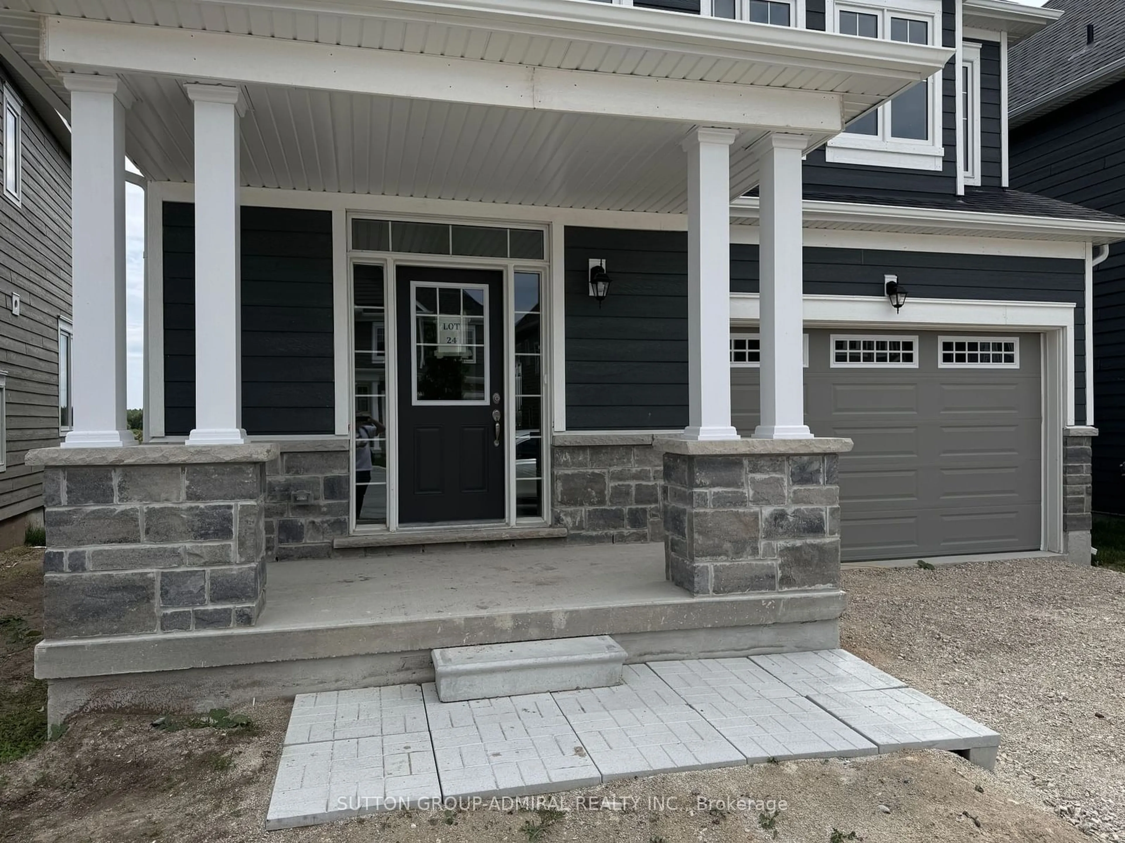 Indoor entryway for 16 Shapira Ave, Wasaga Beach Ontario L9Z 0K2