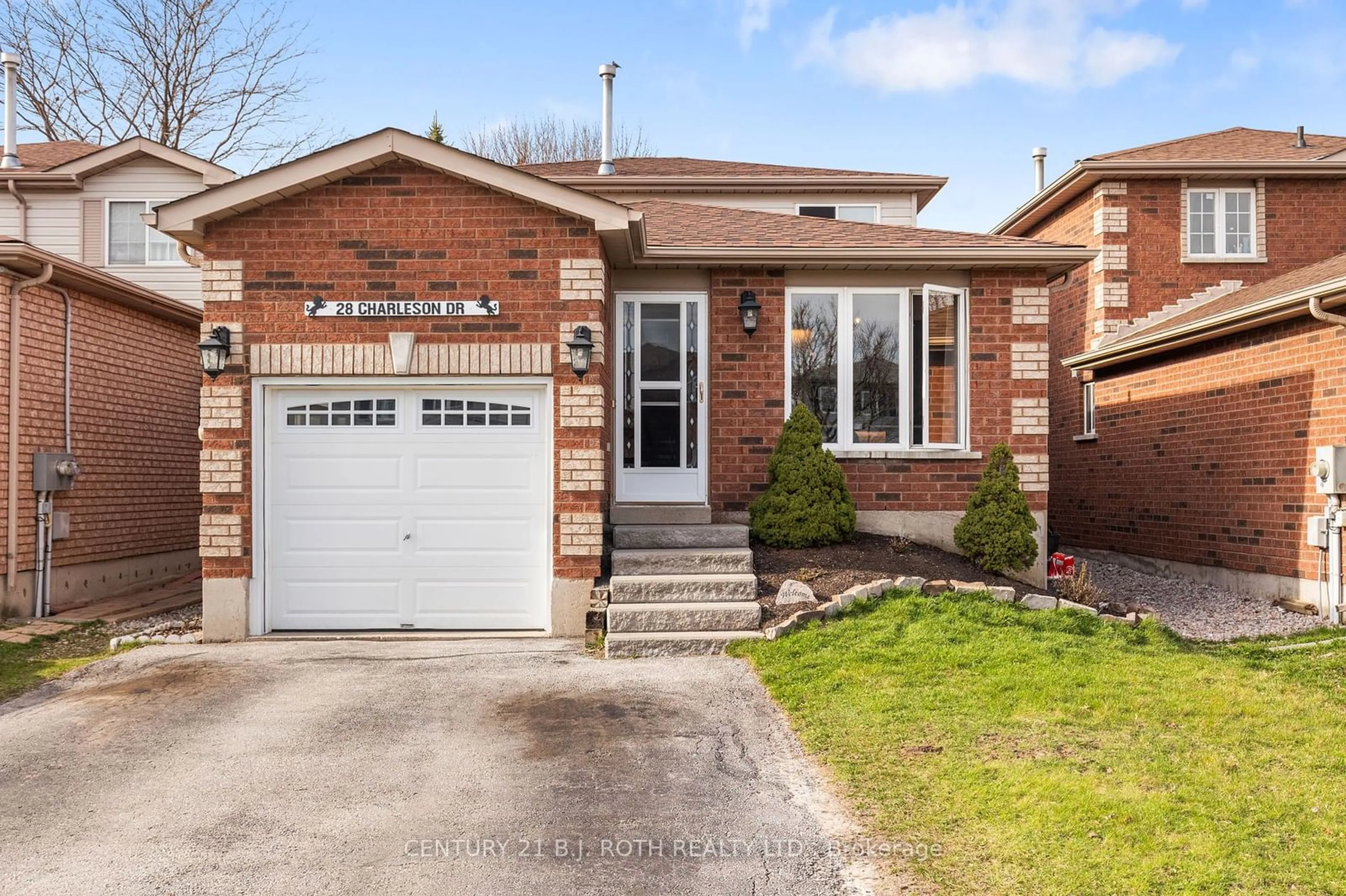 Home with brick exterior material for 28 CHARLESON Dr, Barrie Ontario L4N 8N7