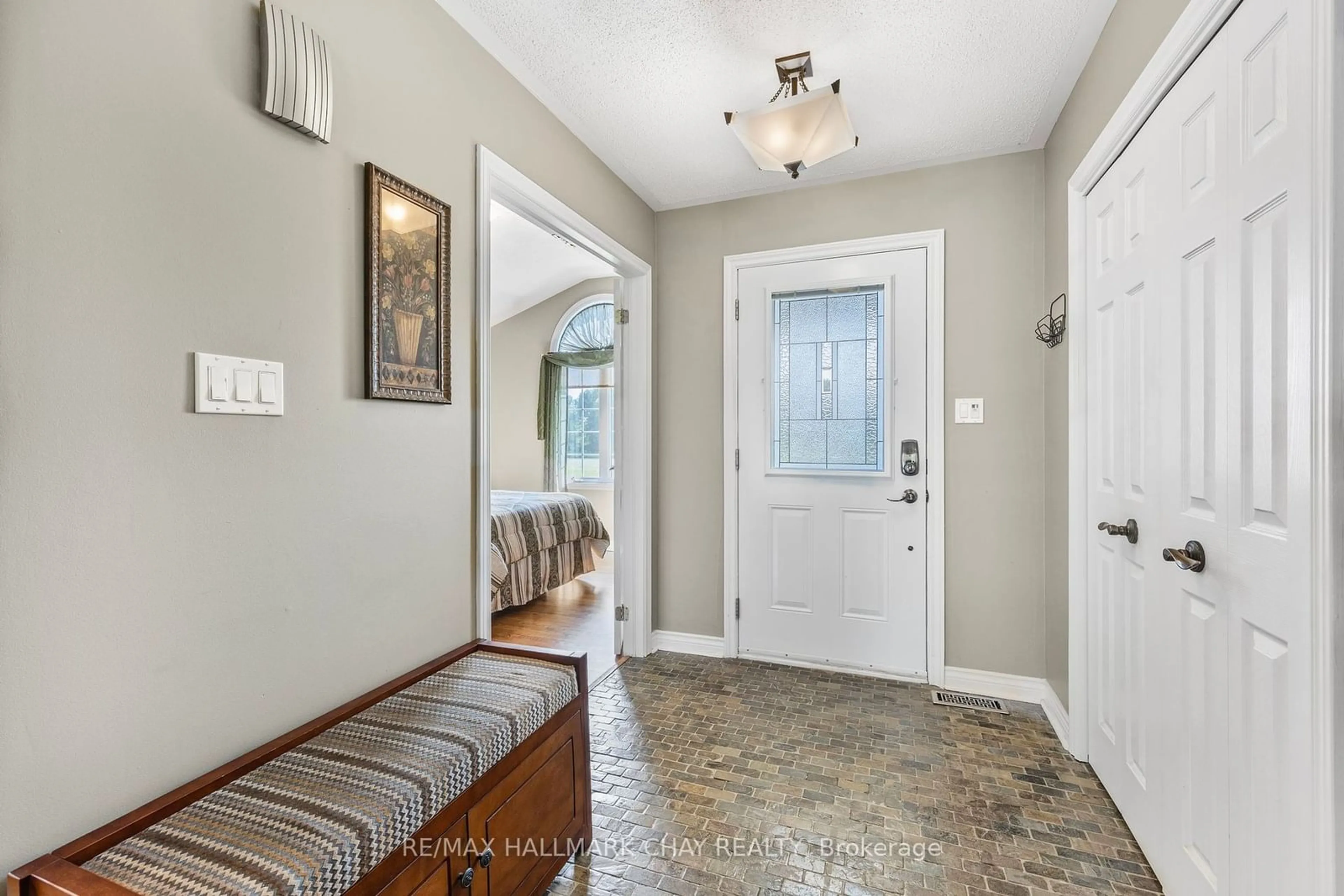 Indoor entryway for 4709 Kurtis Dr, Ramara Ontario L3V 6H7