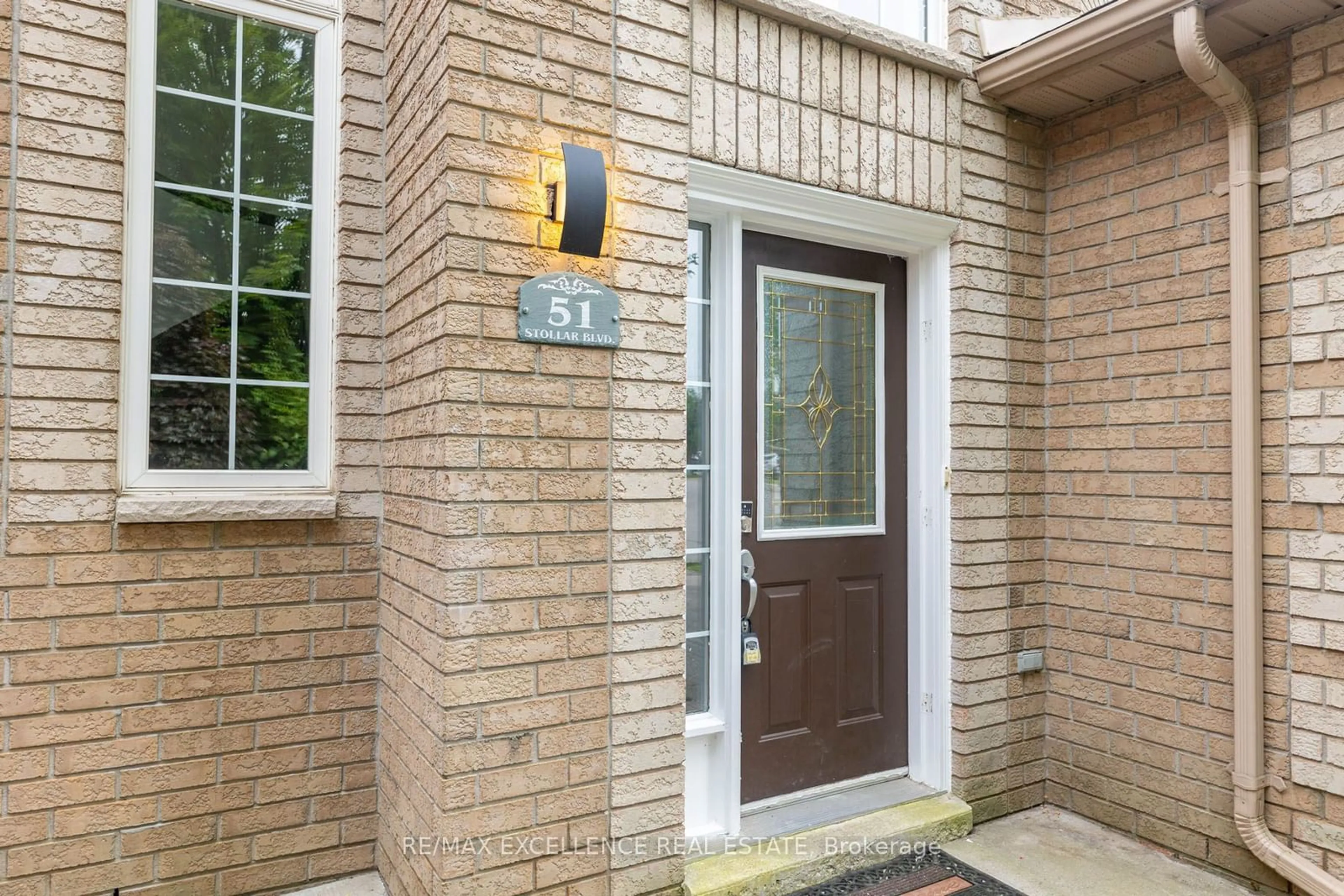 Indoor entryway for 51 Stollar Blvd, Barrie Ontario L4M 6N3