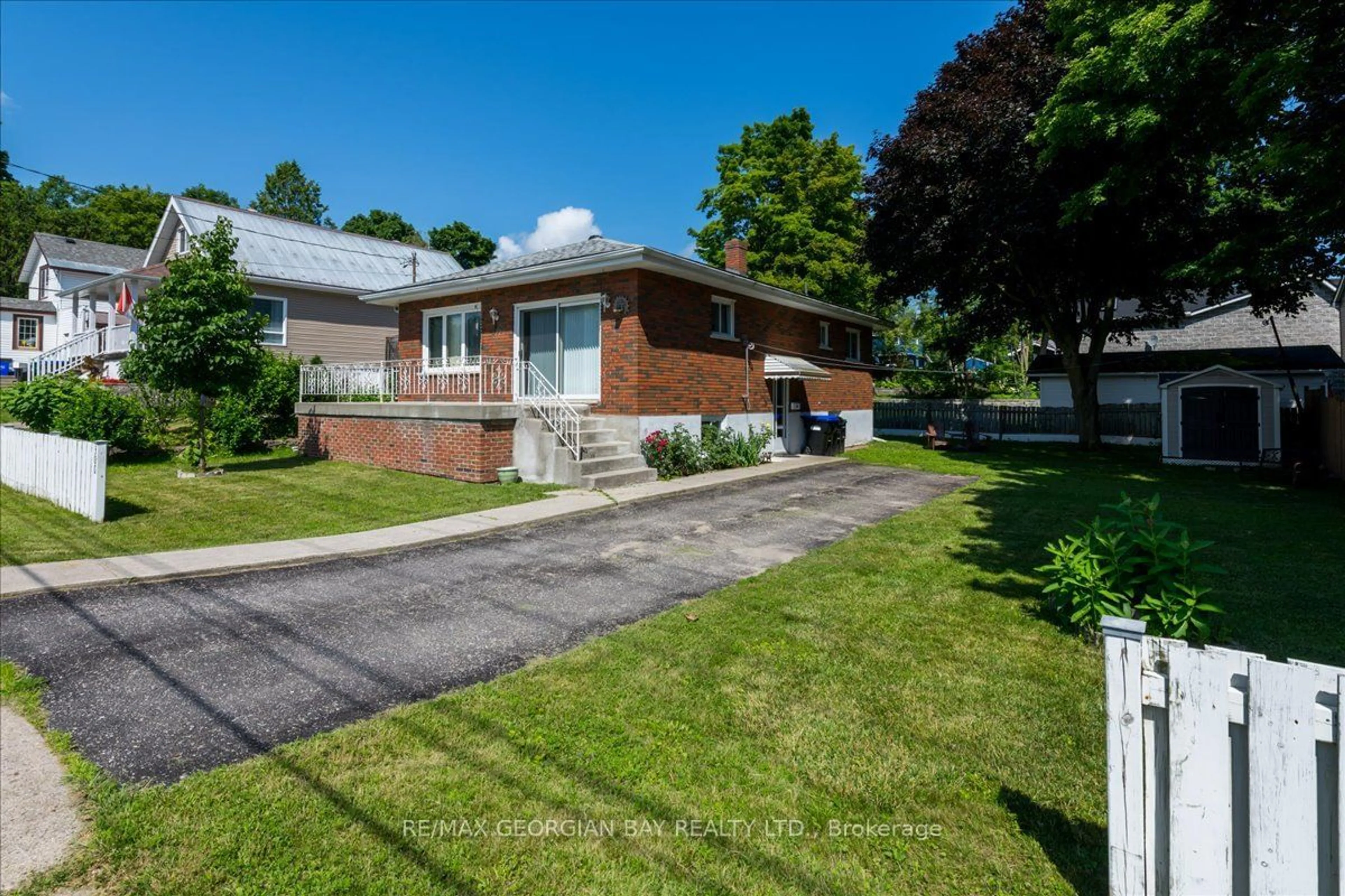 Frontside or backside of a home for 300 Bay St, Midland Ontario L4R 1J9