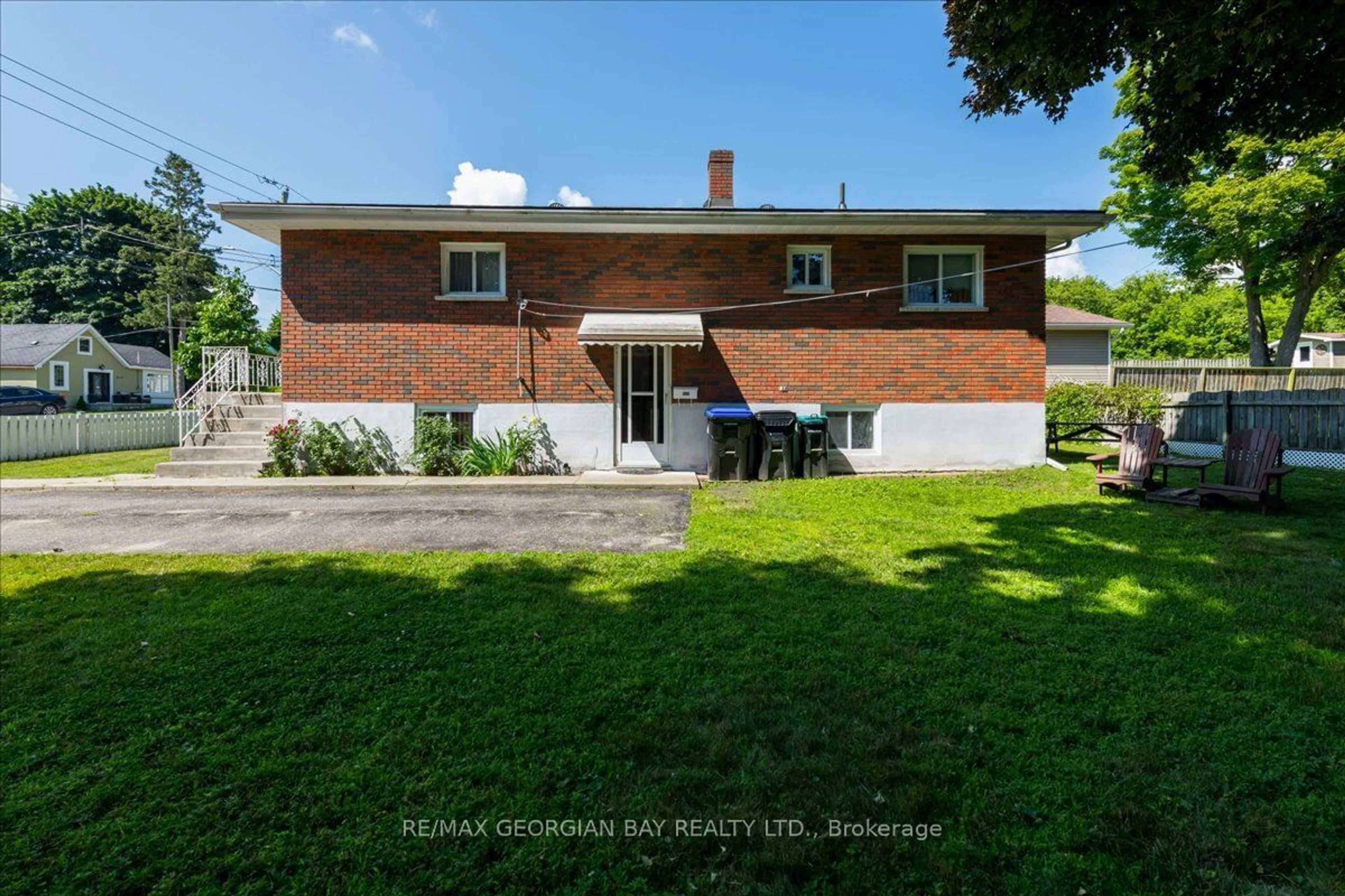 Frontside or backside of a home for 300 Bay St, Midland Ontario L4R 1J9