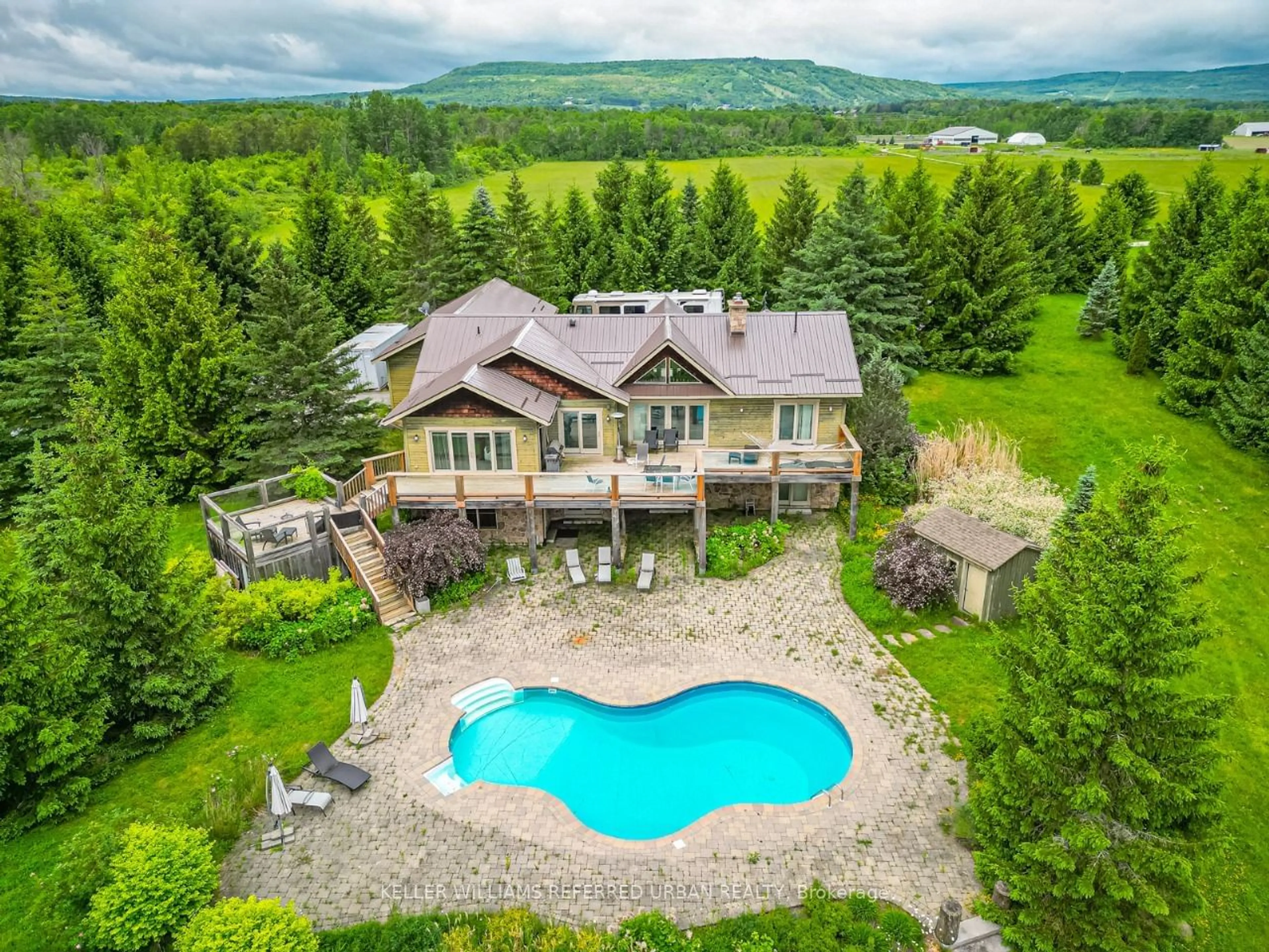 Indoor or outdoor pool for 2623 Conc 10 N Nottawasaga Rd, Clearview Ontario L9Y 3Y9