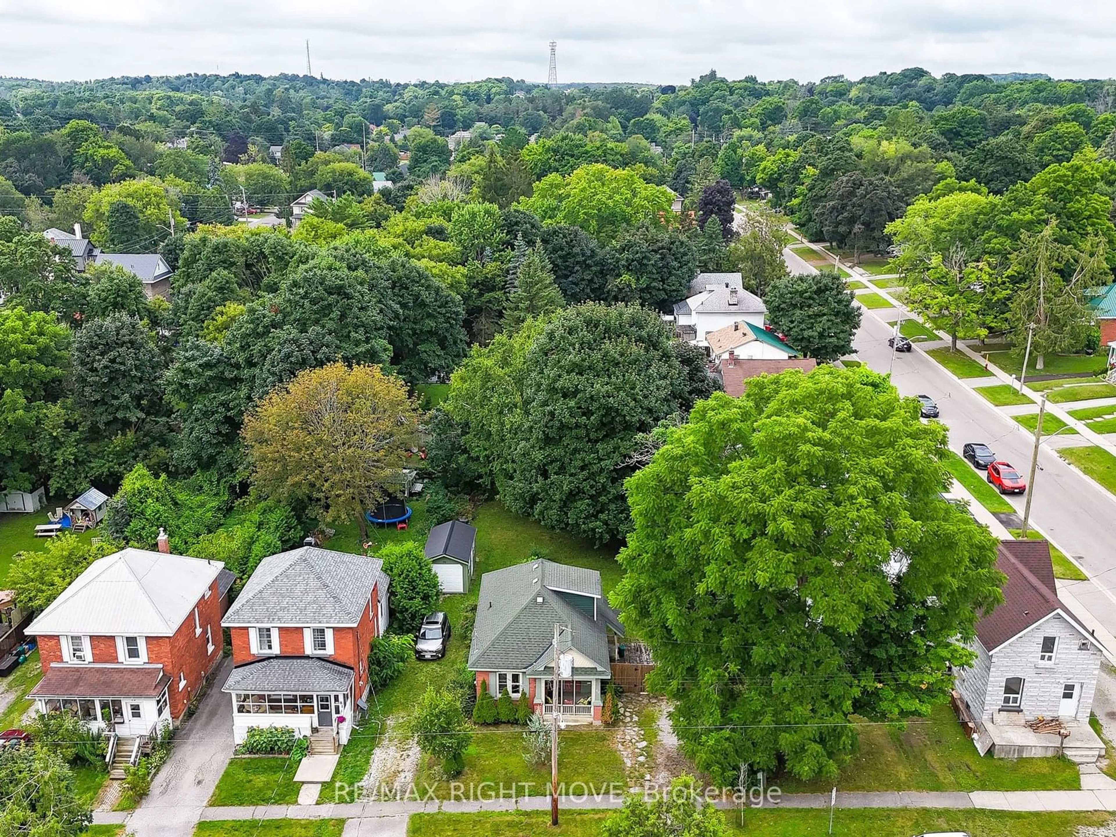 A view of a street for 83 Douglas St, Orillia Ontario L3V 5Y7