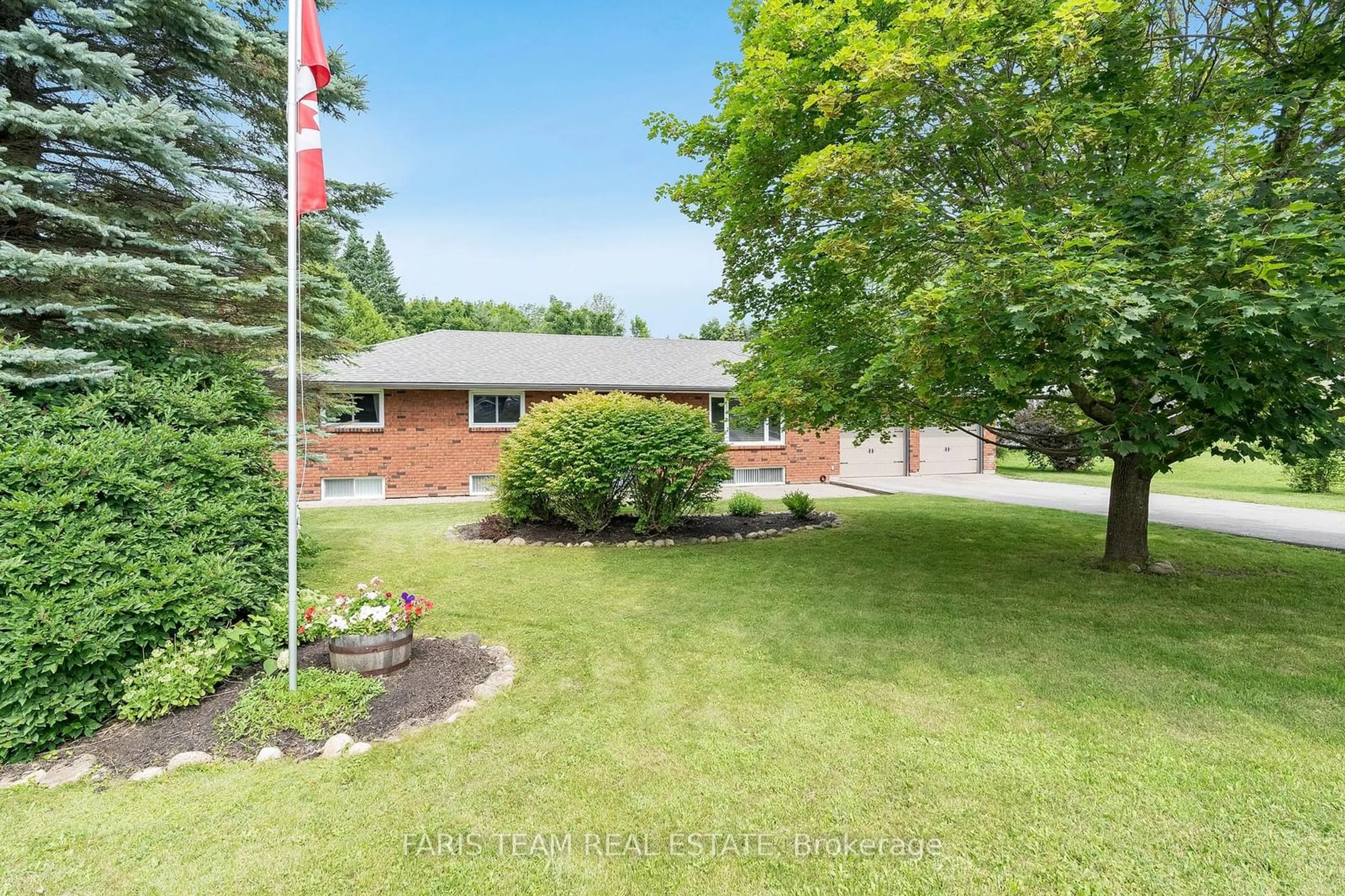 Home with brick exterior material for 220 Moonstone Rd, Oro-Medonte Ontario L0K 1N0