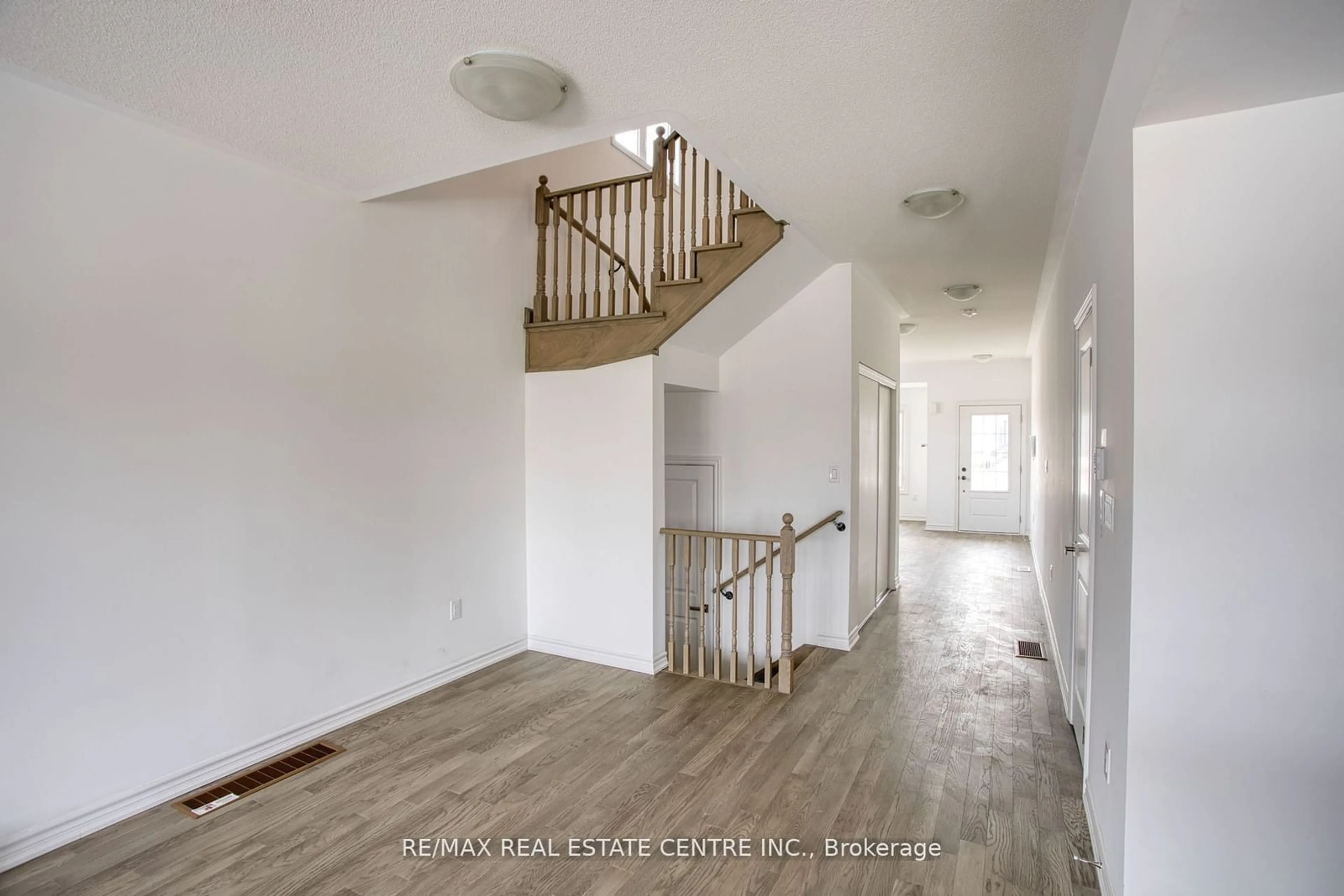 Indoor entryway, wood floors for 17 Harvest Cres, Barrie Ontario L9J 0T3