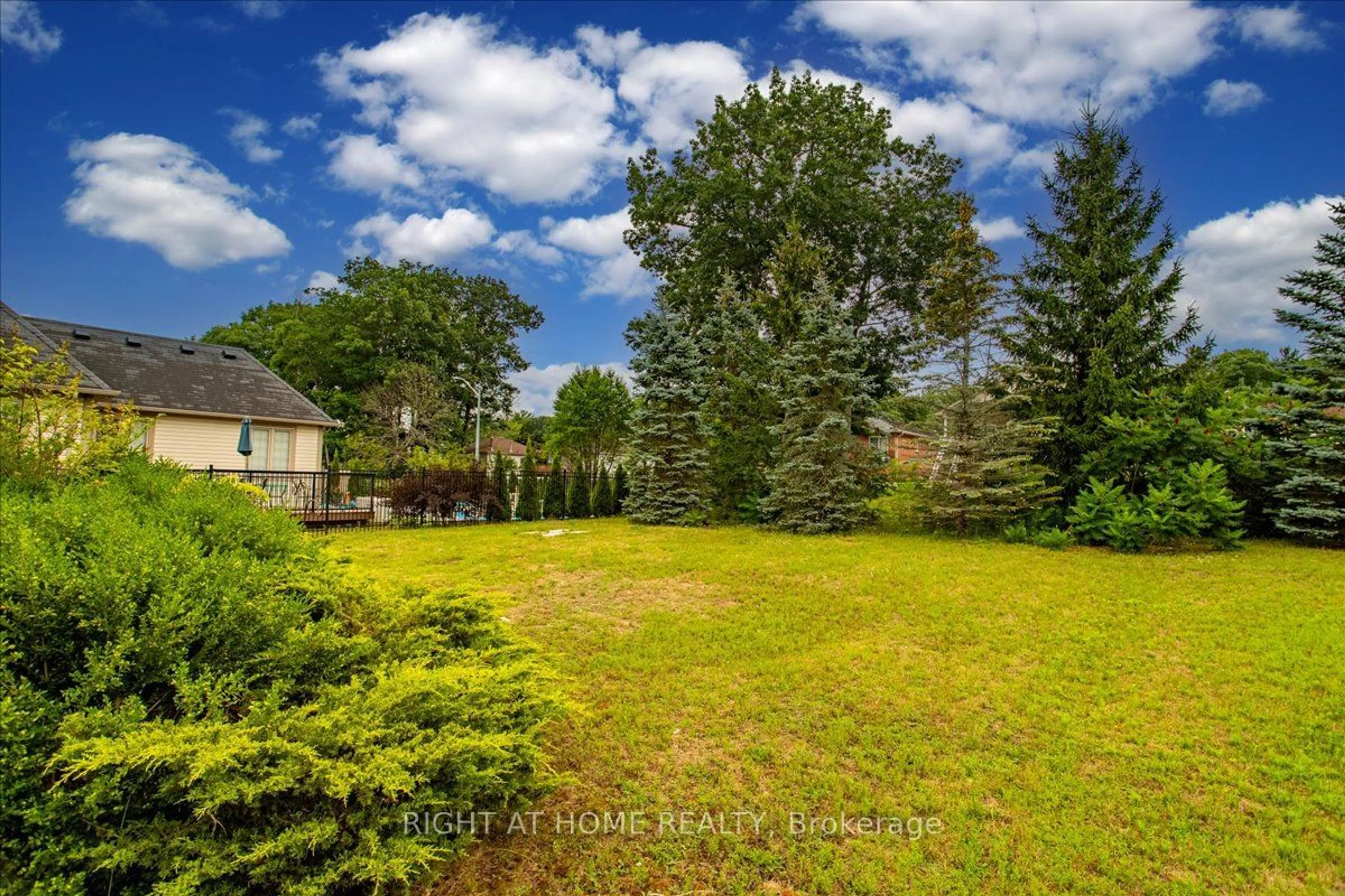 Fenced yard for 29 Christy Dr, Wasaga Beach Ontario L9Z 1C9