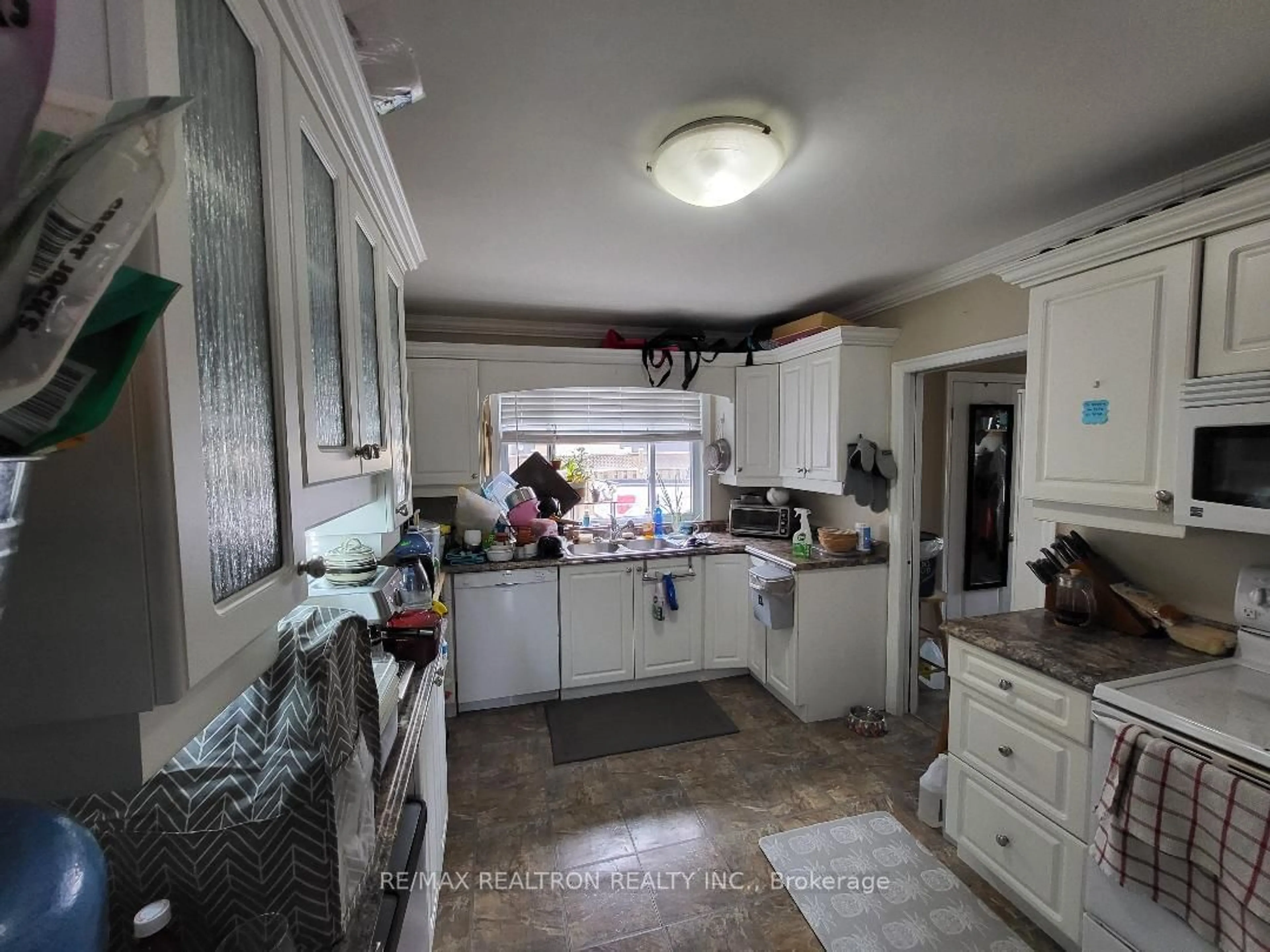 Kitchen for 158 Toronto St, Barrie Ontario L4N 1K4