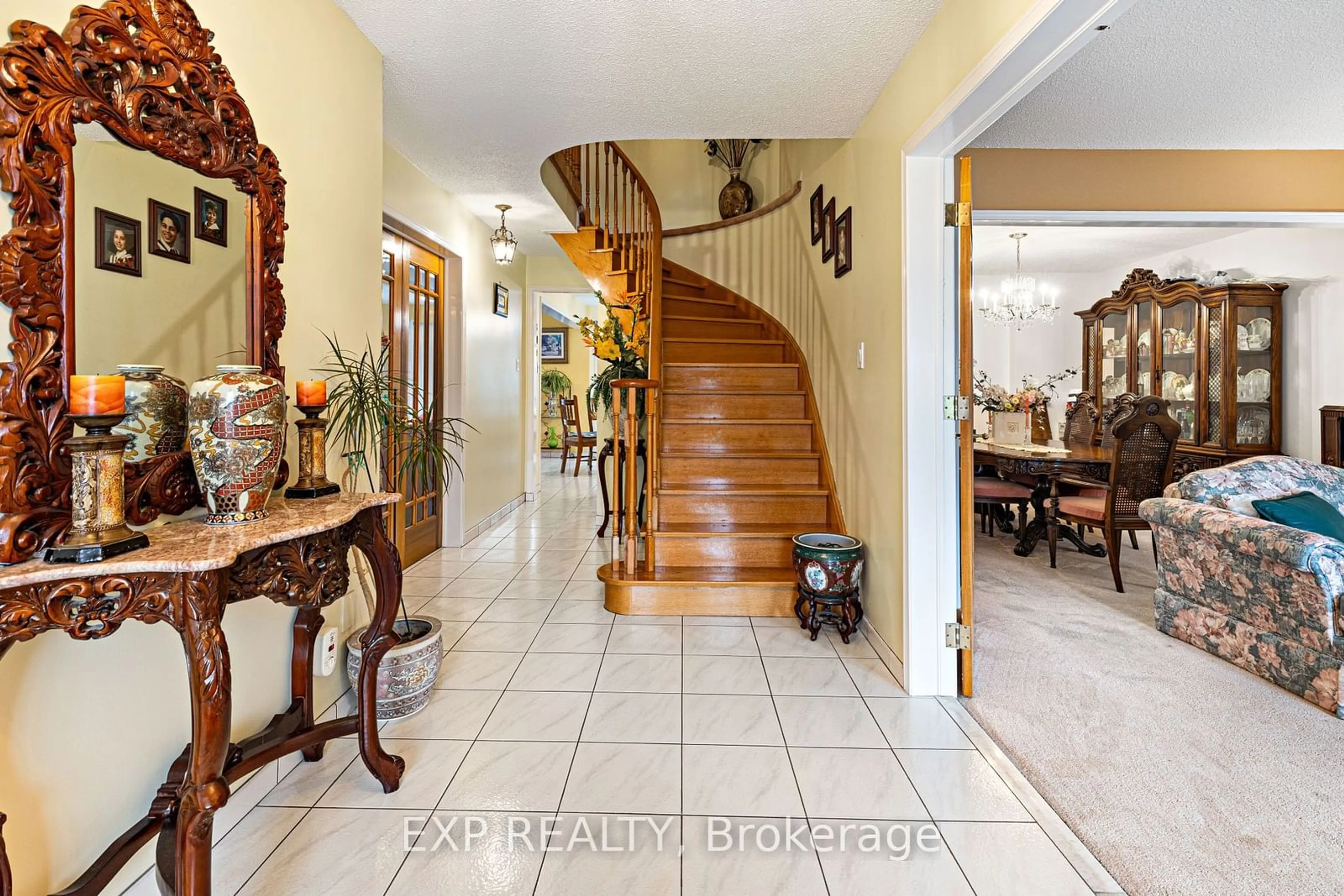 Indoor foyer for 56 Cartwright Dr, Barrie Ontario L4M 6G3