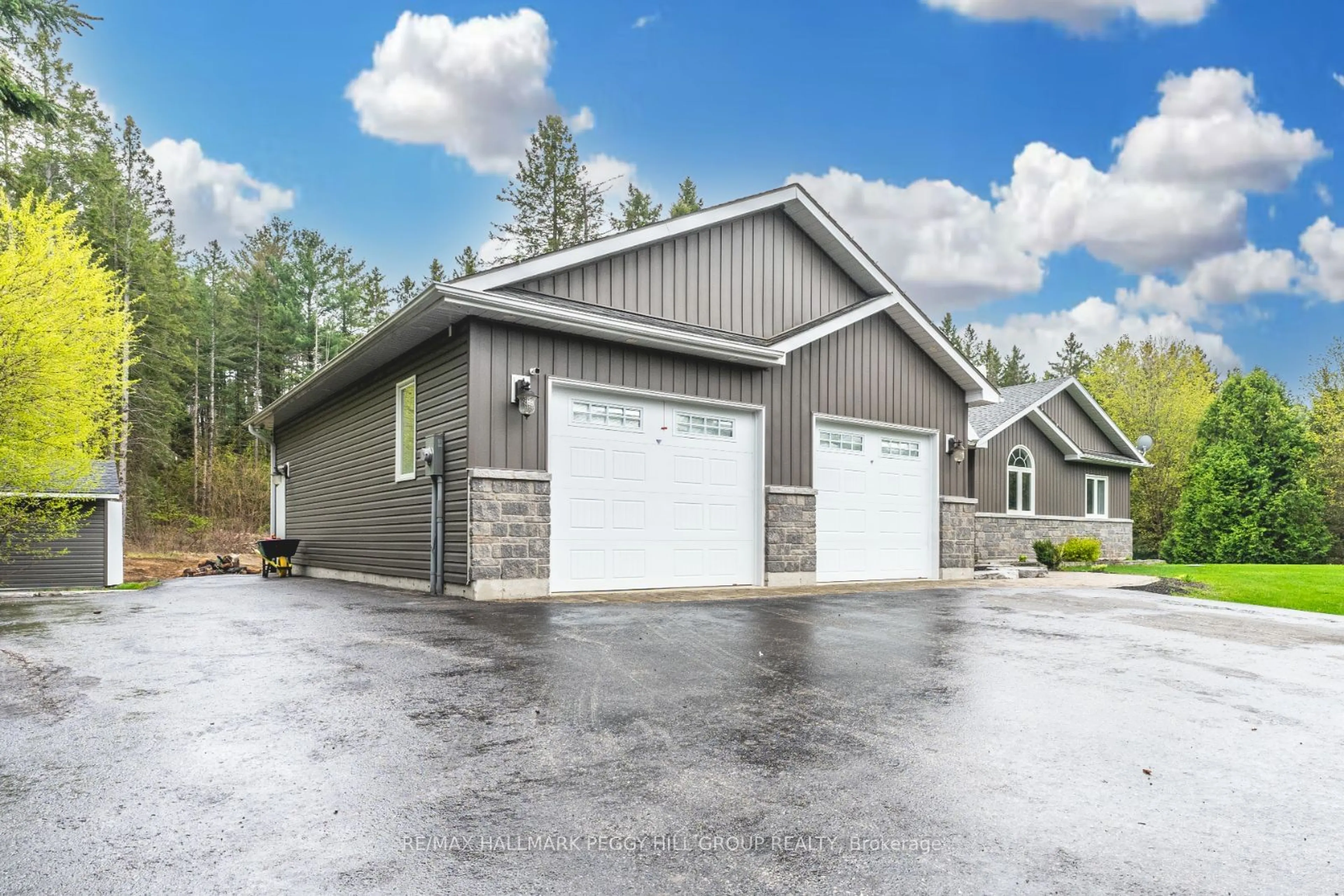 Indoor garage for 3 Jermey Lane, Oro-Medonte Ontario L0L 1T0