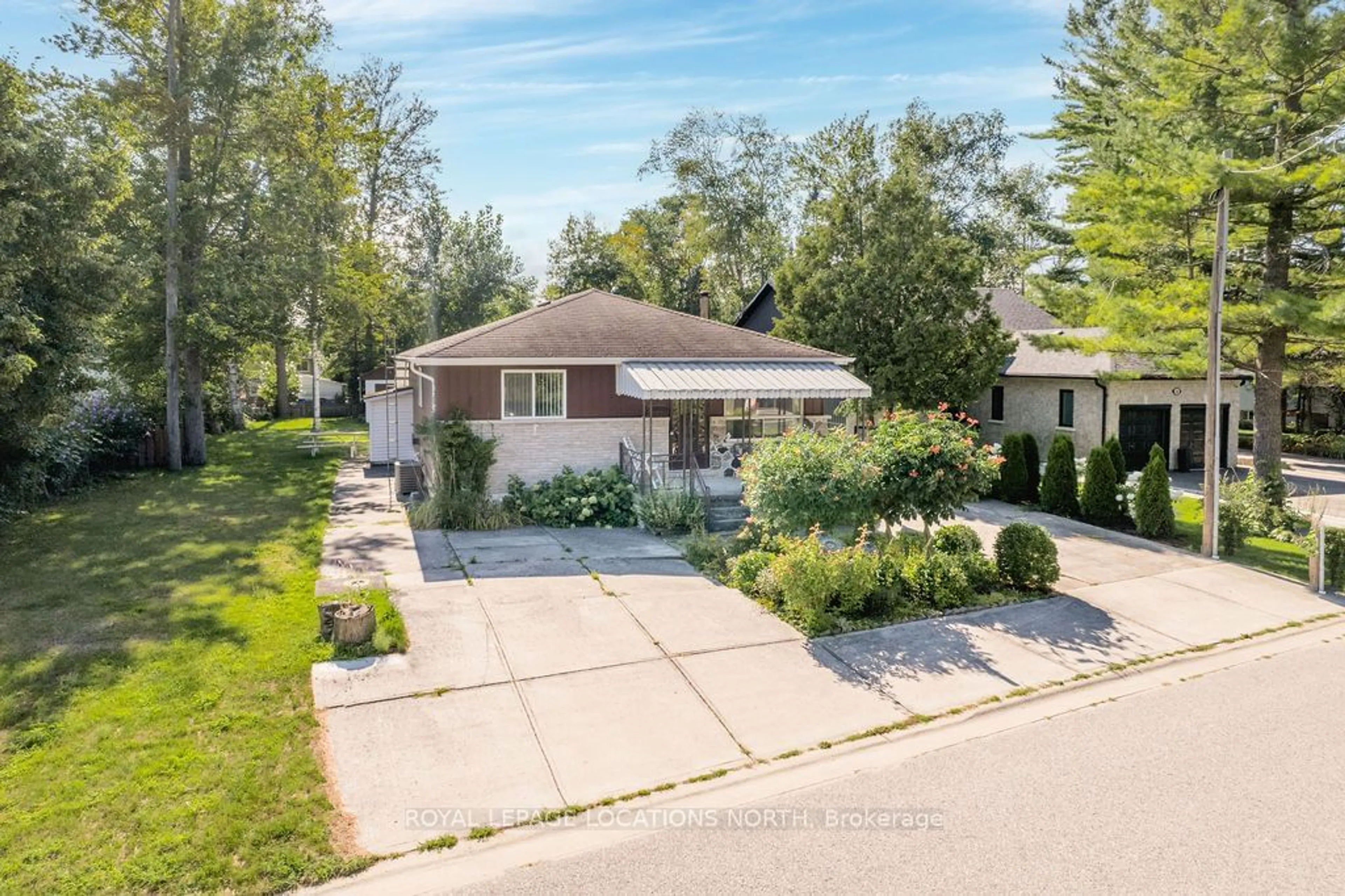 Frontside or backside of a home for 32 57th St, Wasaga Beach Ontario L9Z 1W5