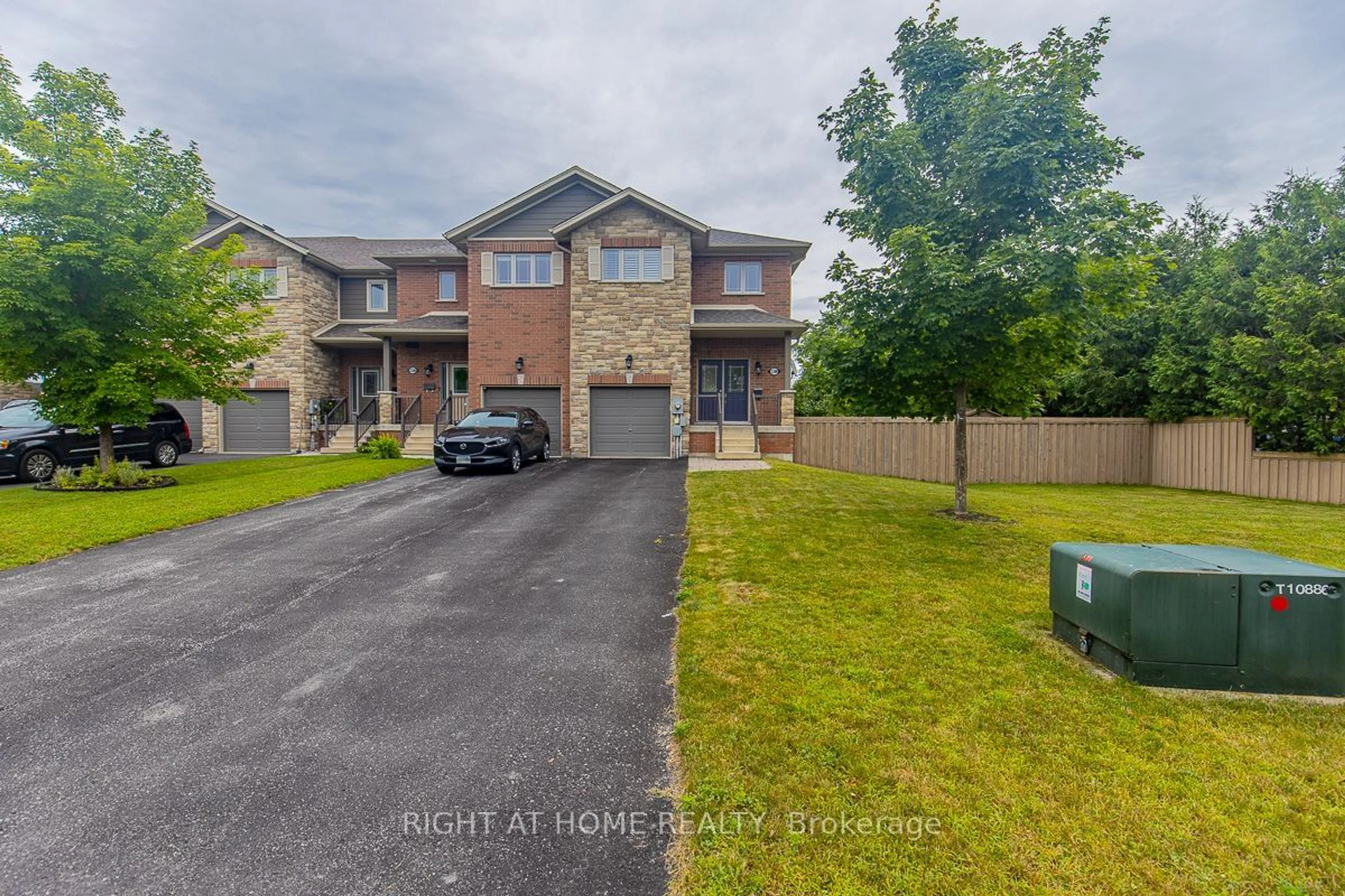 A pic from exterior of the house or condo for 228H Crawford St, Barrie Ontario L4N 3W7