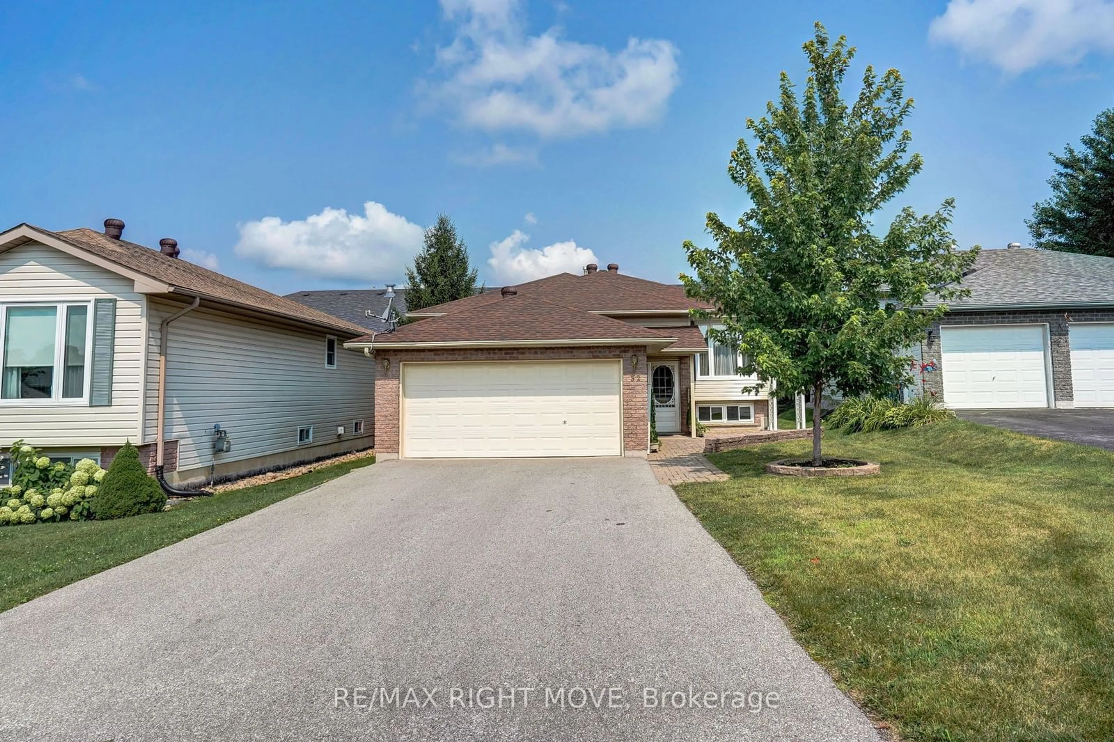 Frontside or backside of a home, the street view for 32 Jordon Cres, Orillia Ontario L3V 8A9