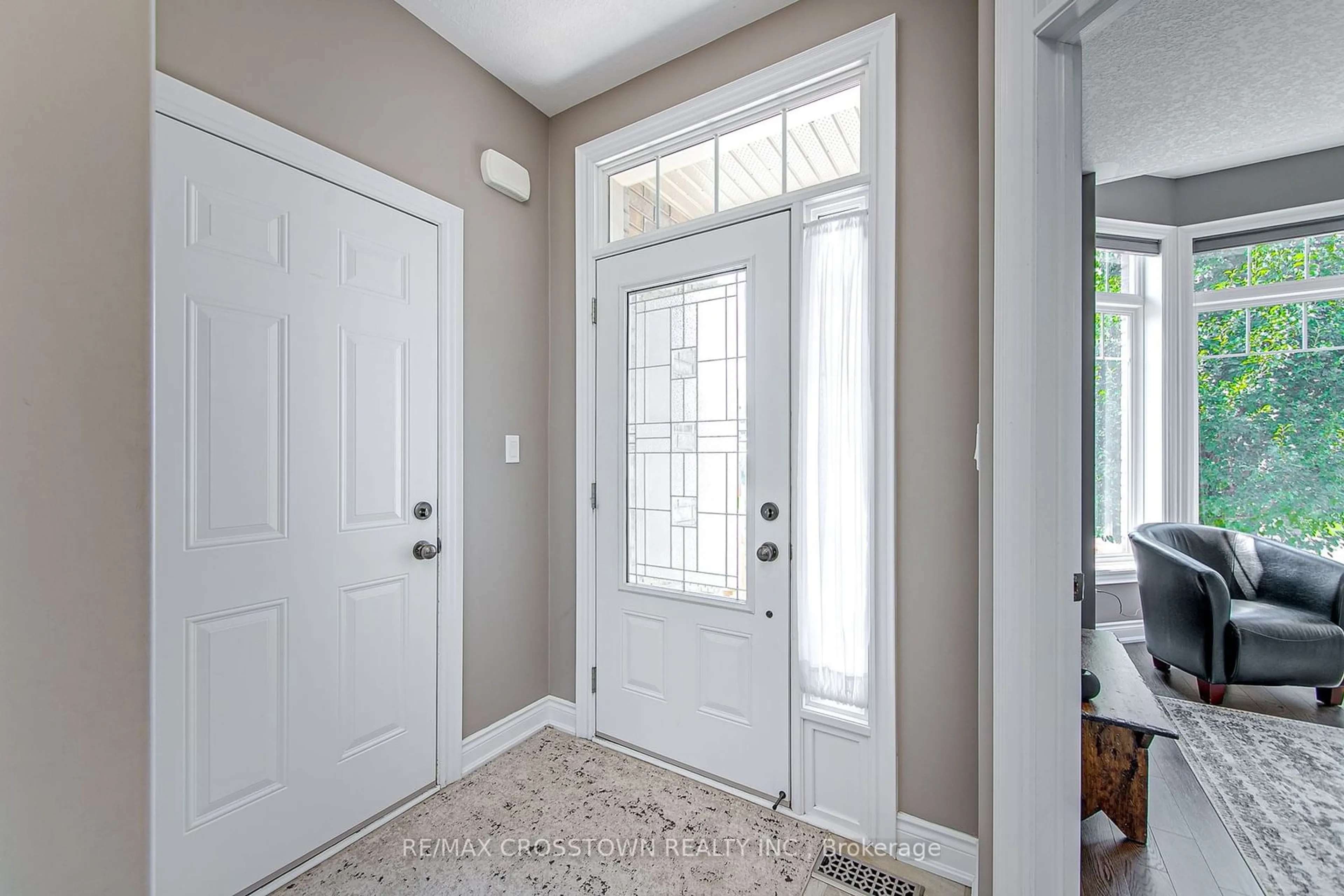 Indoor entryway for 30 Gwendolyn St, Barrie Ontario L4N 6Z3